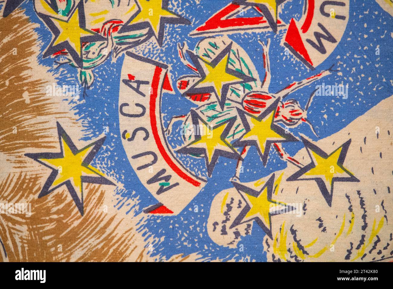 Kolin, Repubblica Ceca. 27 ottobre 2023. Un campione di prova del 1937 tessuto Starry Sky, che raffigura la posizione dei corpi celesti il giorno e l'ora della fondazione dello stato indipendente cecoslovacco, è in mostra per un giorno nell'anniversario della fondazione della Cecoslovacchia (ottobre 28) presso il Museo regionale Kolin (Casa Veigert), Repubblica Ceca, qui raffigurato il 27 ottobre 2023. L'appeso decorativo è stato progettato dall'artista Frantisek Kysela. Credito: Josef Vostarek/CTK Photo/Alamy Live News Foto Stock