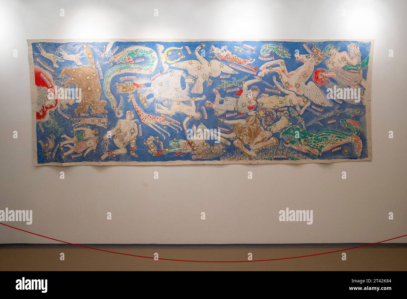 Kolin, Repubblica Ceca. 27 ottobre 2023. Un campione di prova del 1937 tessuto Starry Sky, che raffigura la posizione dei corpi celesti il giorno e l'ora della fondazione dello stato indipendente cecoslovacco, è in mostra per un giorno nell'anniversario della fondazione della Cecoslovacchia (ottobre 28) presso il Museo regionale Kolin (Casa Veigert), Repubblica Ceca, qui raffigurato il 27 ottobre 2023. L'appeso decorativo è stato progettato dall'artista Frantisek Kysela. Credito: Josef Vostarek/CTK Photo/Alamy Live News Foto Stock