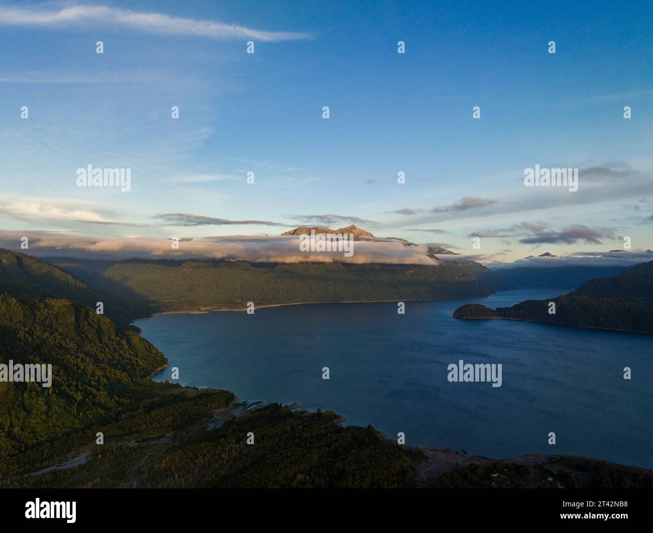 Una foto aerea del lago Chapo nella regione di Los Lagos, Cile. Foto Stock