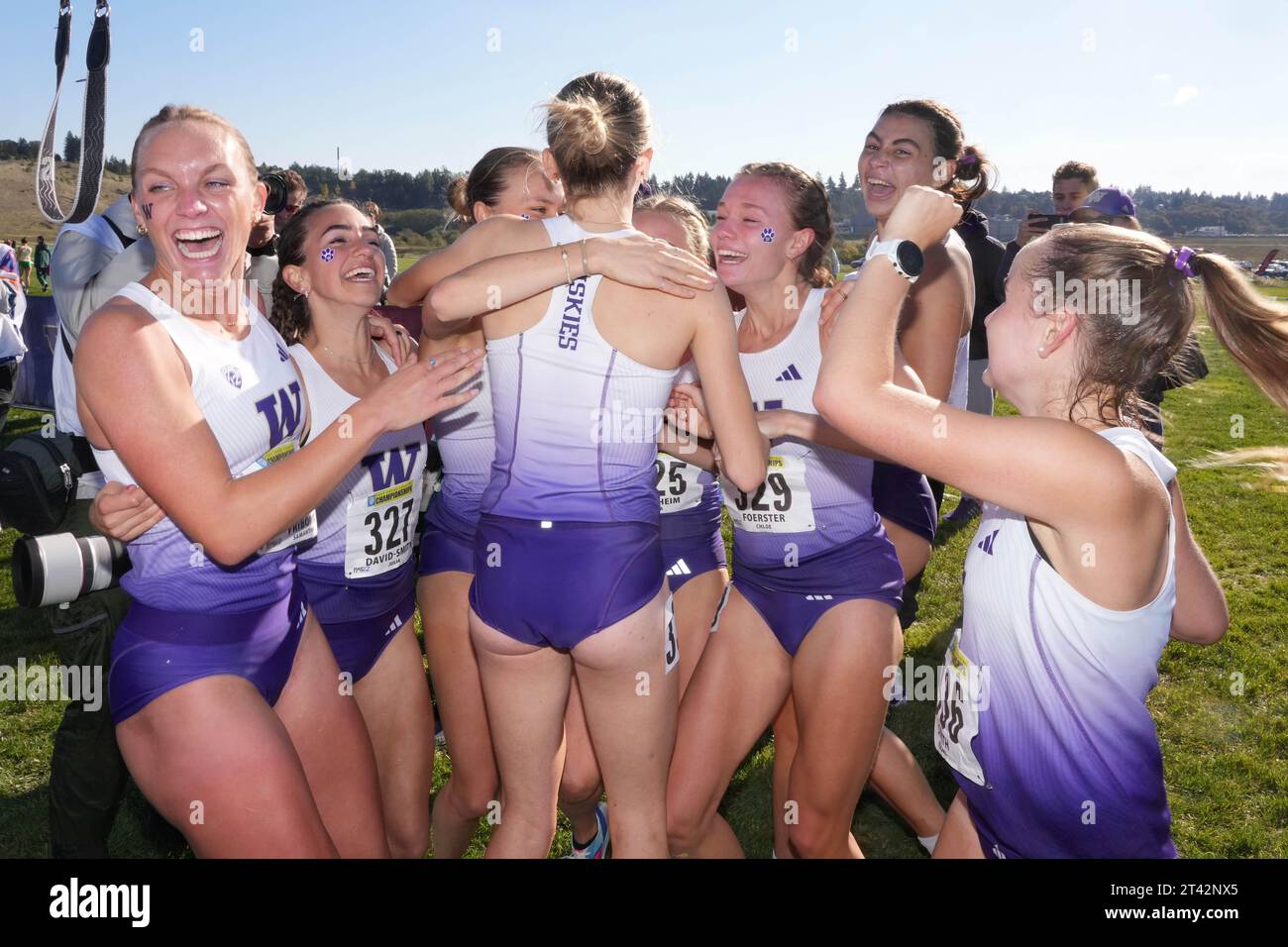 I membri della squadra femminile Washington Huskies festeggiano dopo aver vinto il titolo di squadra durante i campionati di cross country PAC-12 al Chambers Creek Regional Park, venerdì 27 ottobre 2023, in University Place, lavaggio Foto Stock