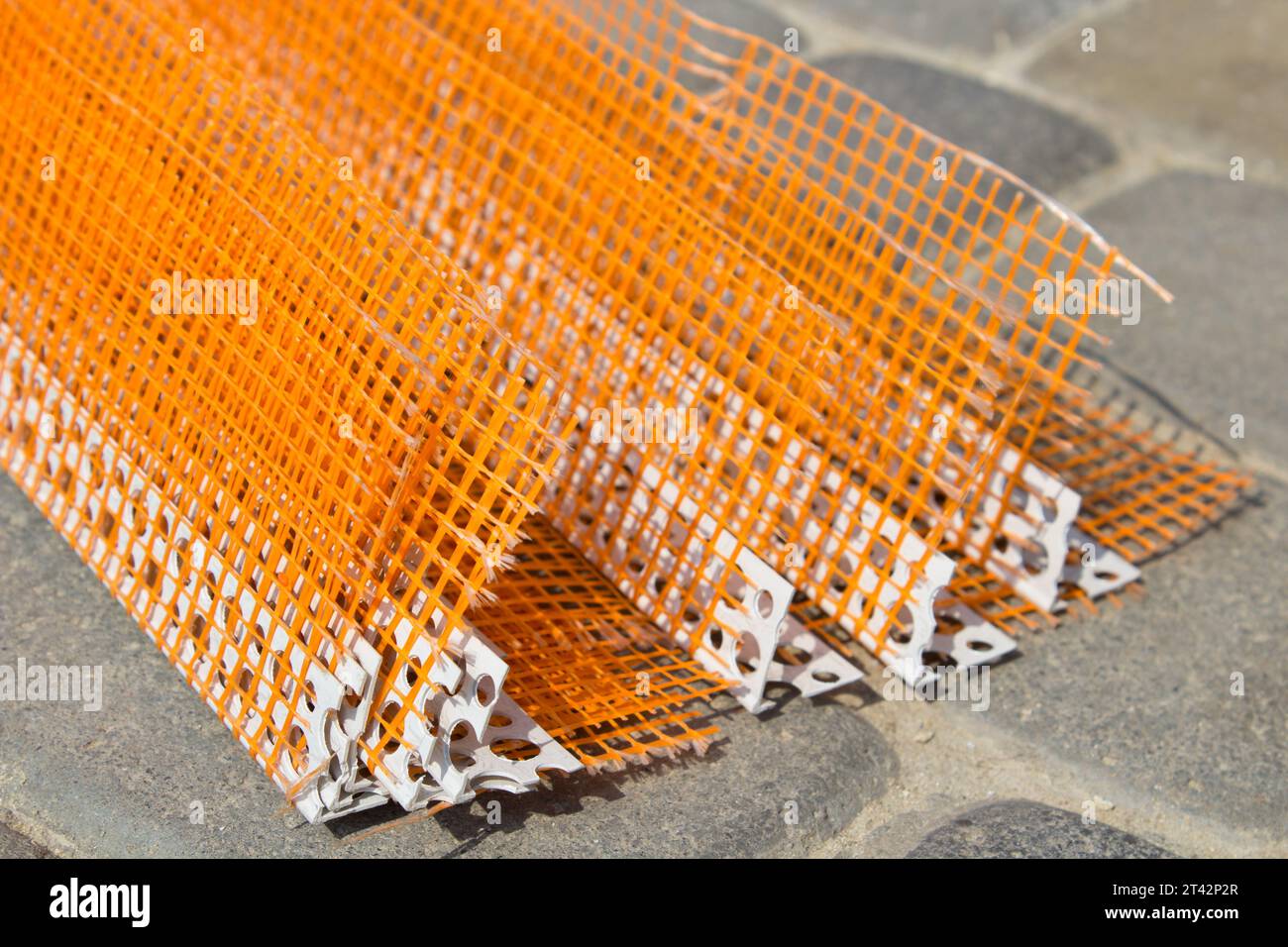 Una serie di angoli con rete perforata per le pendenze della casa Foto Stock