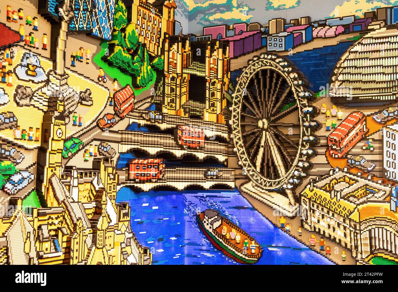 Londra, Regno Unito - 1° dicembre 2019: Arte murale LEGO nel negozio di punta Lego a Leicester Square, che raffigura scene provenienti da tutta la capitale. LEGO è una p Foto Stock