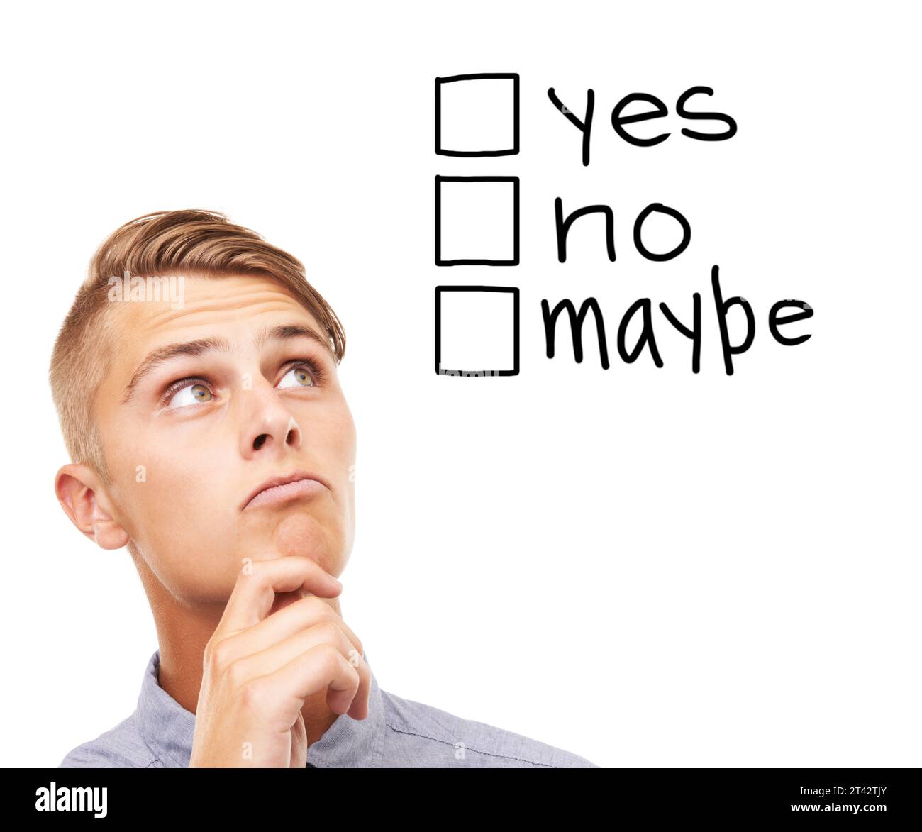 Uomo, volto e pensiero in decisione per sì, no o forse isolato su uno sfondo bianco di studio. Giovane uomo in cerca di meraviglia, pensiero o idea Foto Stock