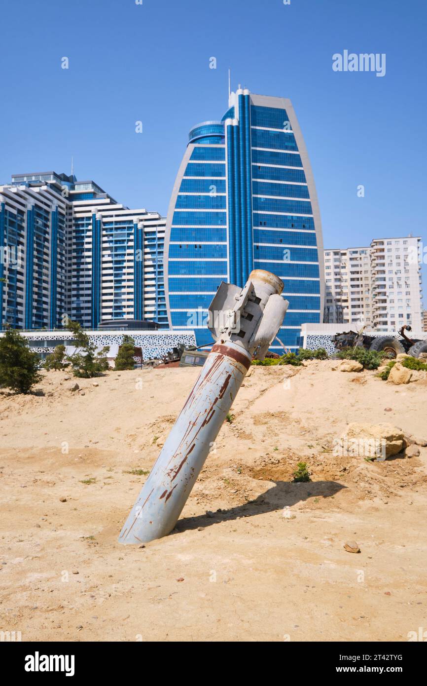 Una grande bomba, missle, bloccata nel terreno. Al Military Trophy Park, commemorando la guerra del Nagorno-Karabakh del 2020. A Baku, Azerbaigian. Foto Stock