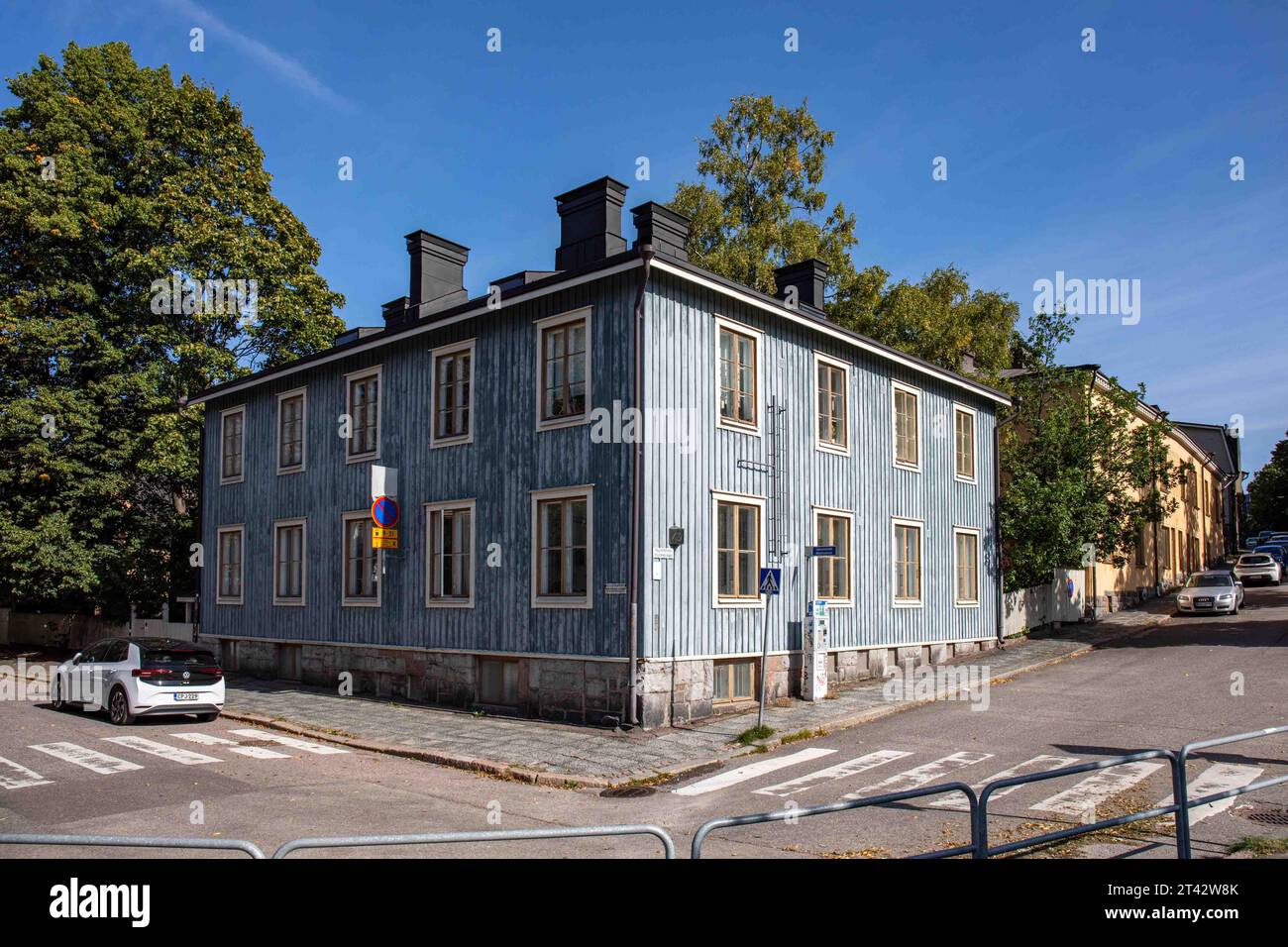Vecchio edificio residenziale in legno all'angolo tra Päijänteentie e Suvannontie in una soleggiata giornata autunnale nel quartiere Puu-Vallila di Helsinki, Finlandia Foto Stock