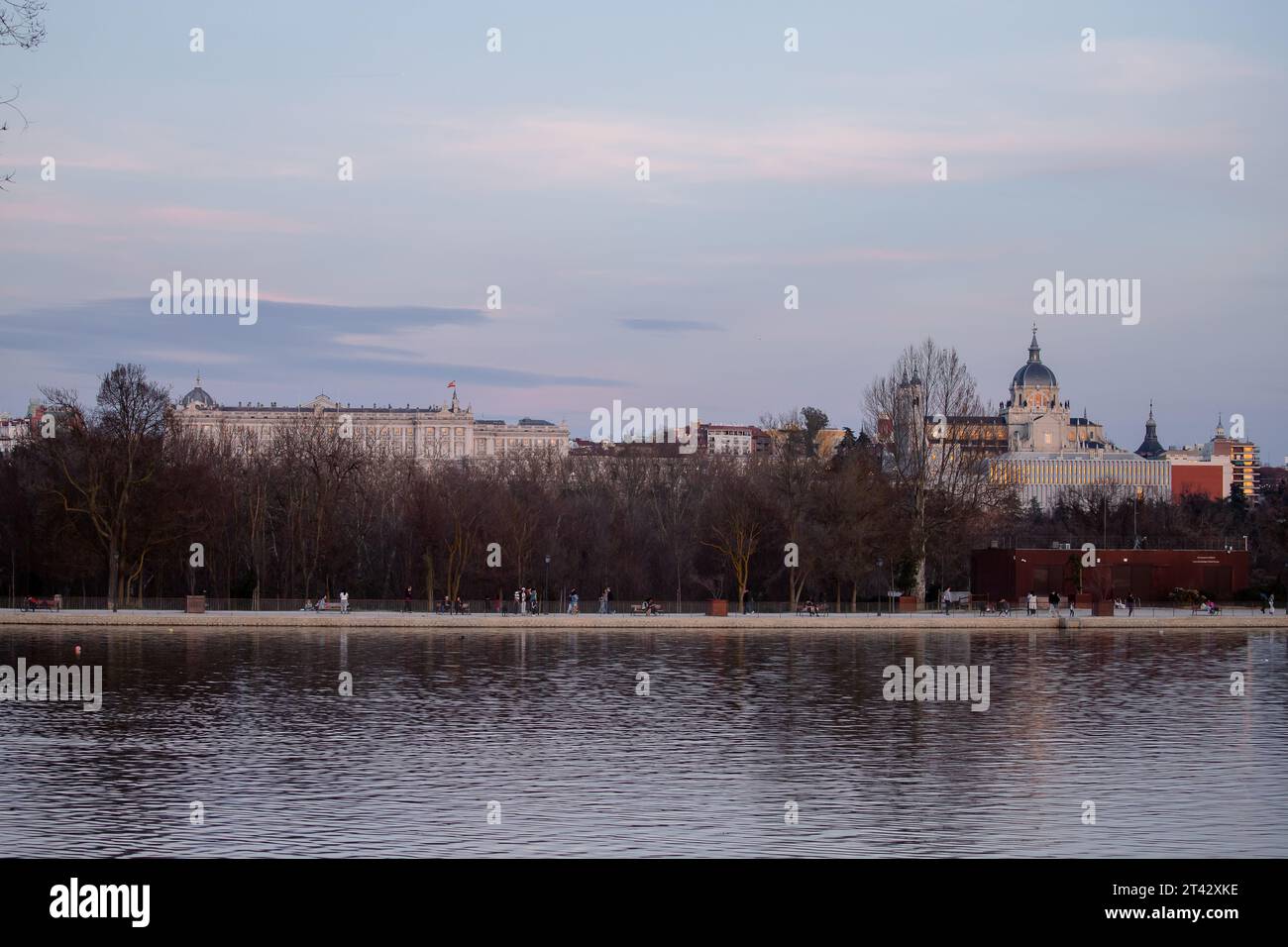 Skyline del Lago Casa de campo a Madrid, Spagna. Cattedrale di Almudena e Palazzo reale. Foto Stock