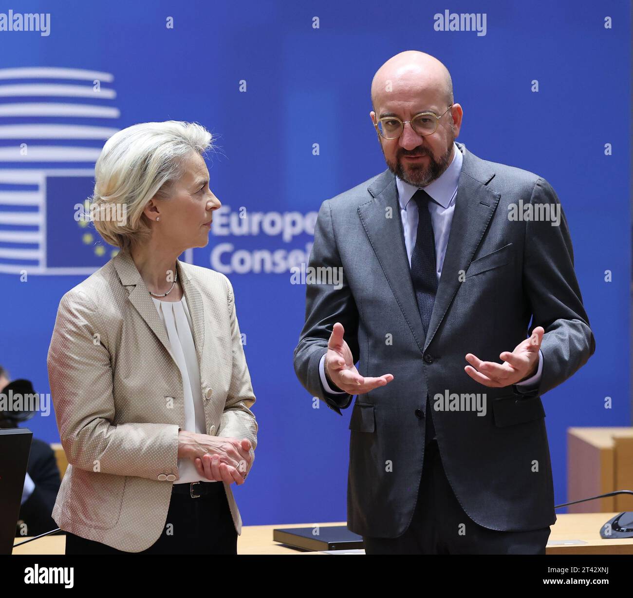 Bruxelles, Belgio. 27 ottobre 2023. Il presidente della Commissione europea Ursula von der Leyen (L) parla con il presidente del Consiglio europeo Charles Michel in occasione del vertice dell'UE a Bruxelles, in Belgio, il 27 ottobre 2023. I leader europei venerdì hanno chiesto "pause per i bisogni umanitari” per consentire l'accesso agli aiuti a Gaza attraverso corridoi umanitari.A SEGUIRE "l'UE chiede pause nei bombardamenti a Gaza per consentire l'accesso agli aiuti umanitari” credito: Zhao Dingzhe/Xinhua/Alamy Live News Foto Stock