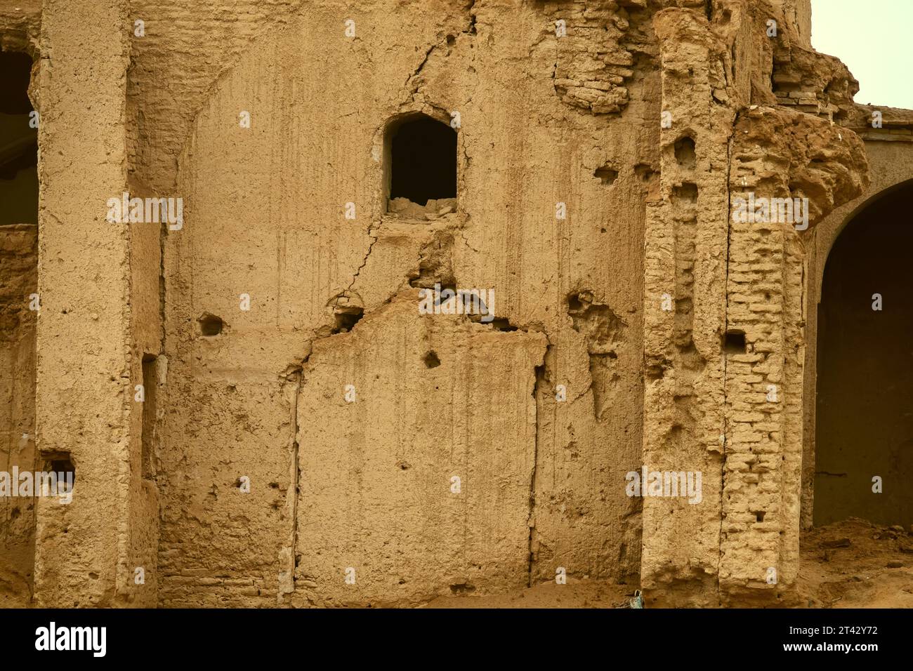 Yazd, Iran - 28 dicembre 2022: Architettura orientale. Un vecchio edificio, una città medievale, edifici in mattoni di adobe crollarono Foto Stock