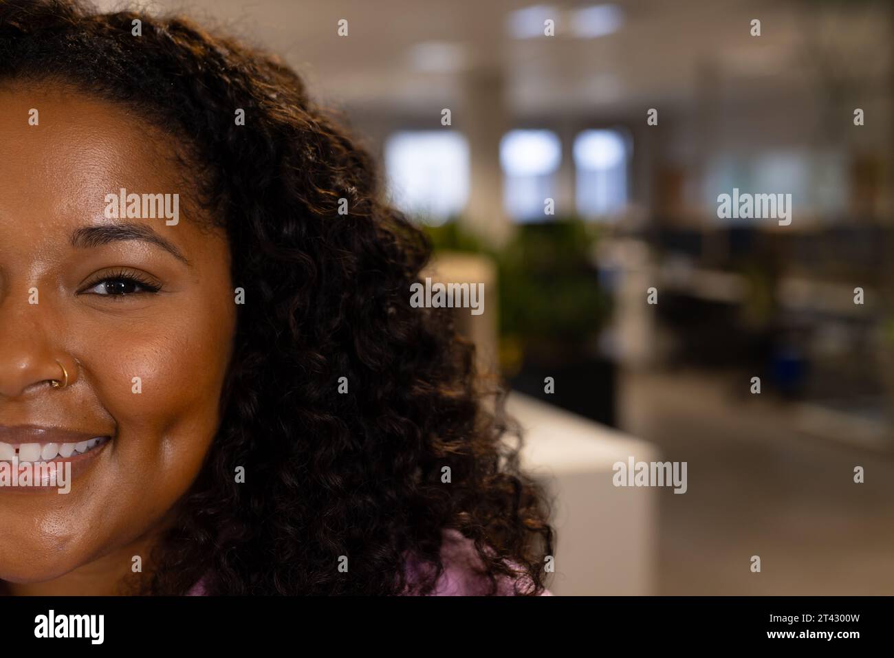 Ritratto di una donna d'affari afro-americana in ufficio, spazio fotocopie Foto Stock