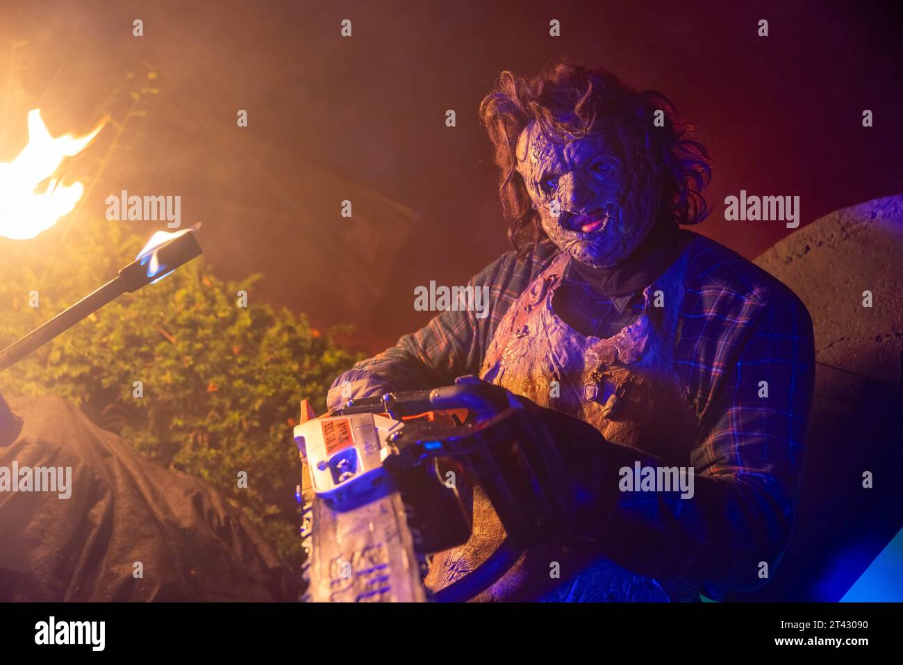 Potsdam, Germania. 27 ottobre 2023. Il personaggio Leatherface del film "Texas Chainsaw Massacre" si presenta alle Horror Nights 2023 a Filmpark Babelsberg. Credito: Gerald Matzka/dpa/Alamy Live News Foto Stock