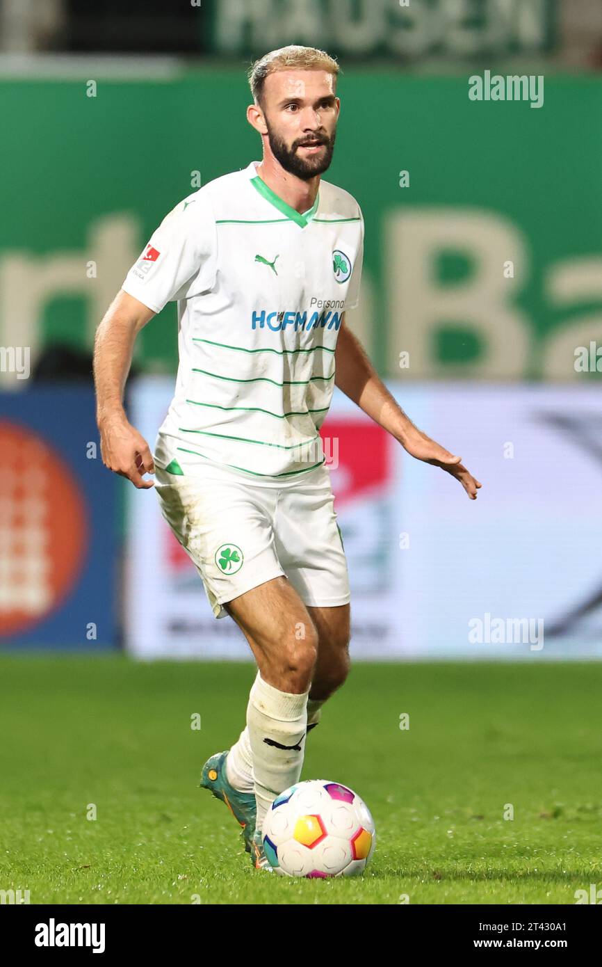 27 ottobre 2023, Baviera, Fürth: Calcio: 2. Bundesliga, SpVgg Greuther Fürth - VfL Osnabrück, Matchday 11 presso lo Sportpark Ronhof Thomas Sommer. Simon asta di Fürth gioca la palla. Foto: Daniel Karmann/dpa - NOTA IMPORTANTE: In conformità ai requisiti della DFL Deutsche Fußball Liga e del DFB Deutscher Fußball-Bund, è vietato utilizzare o far utilizzare fotografie scattate nello stadio e/o della partita sotto forma di immagini di sequenza e/o serie di foto simili a video. Foto Stock