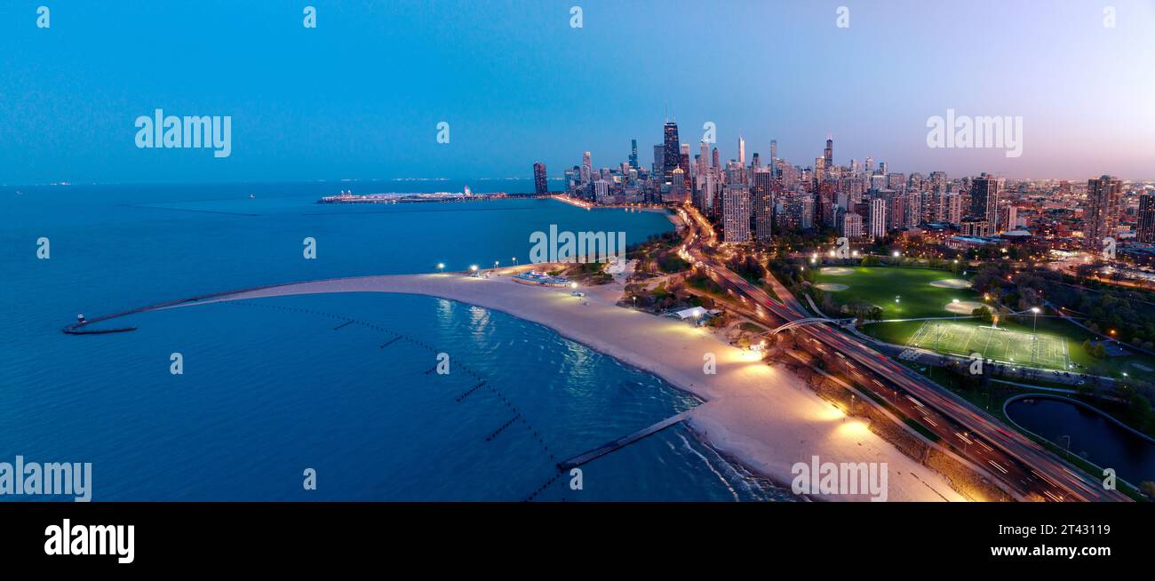 Paesaggio urbano aereo e spiaggia sul lago Michigan, Chicago, Illinois, Stati Uniti Foto Stock