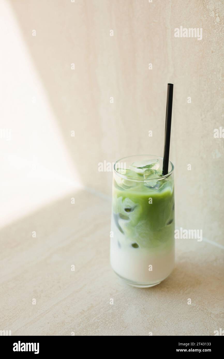 Primo piano di un latte matcha su un tavolo alla luce del sole Foto Stock