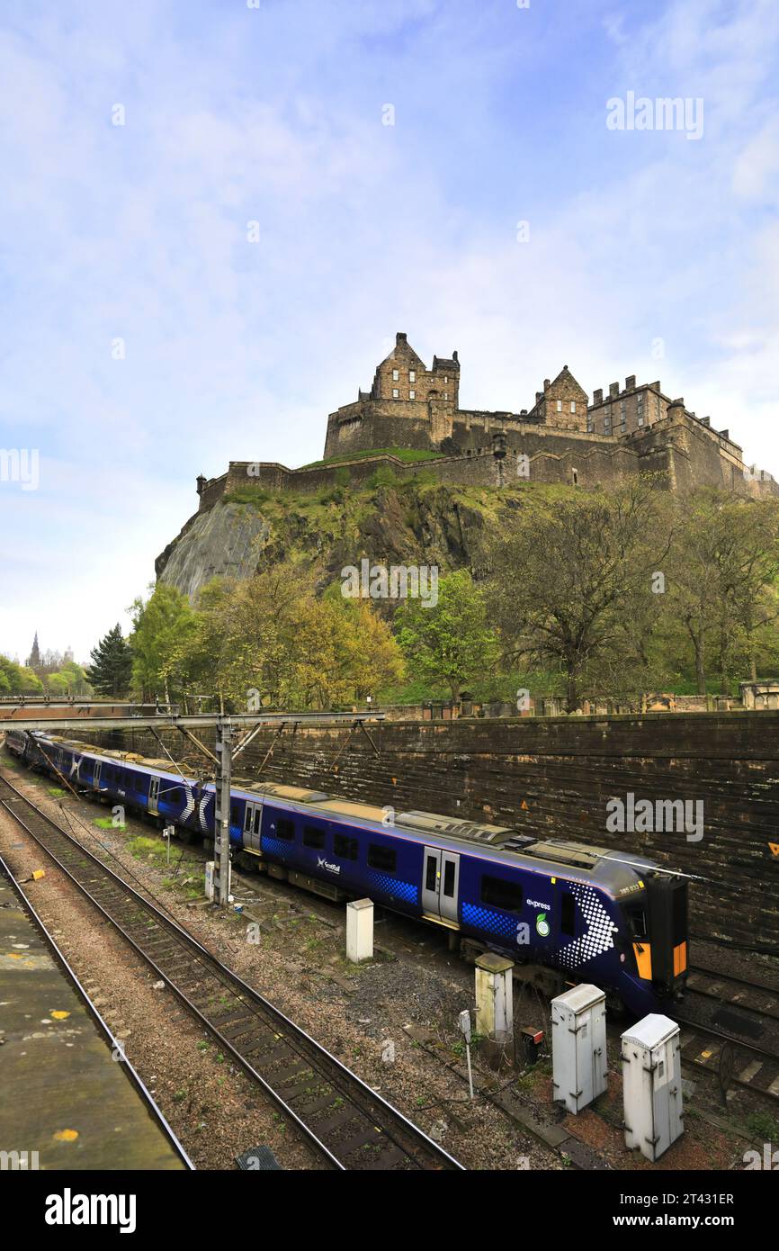 ScotRail 385033 in partenza dalla stazione di Edinburgh Waverley; Edinburgh City, Scozia, Regno Unito Foto Stock