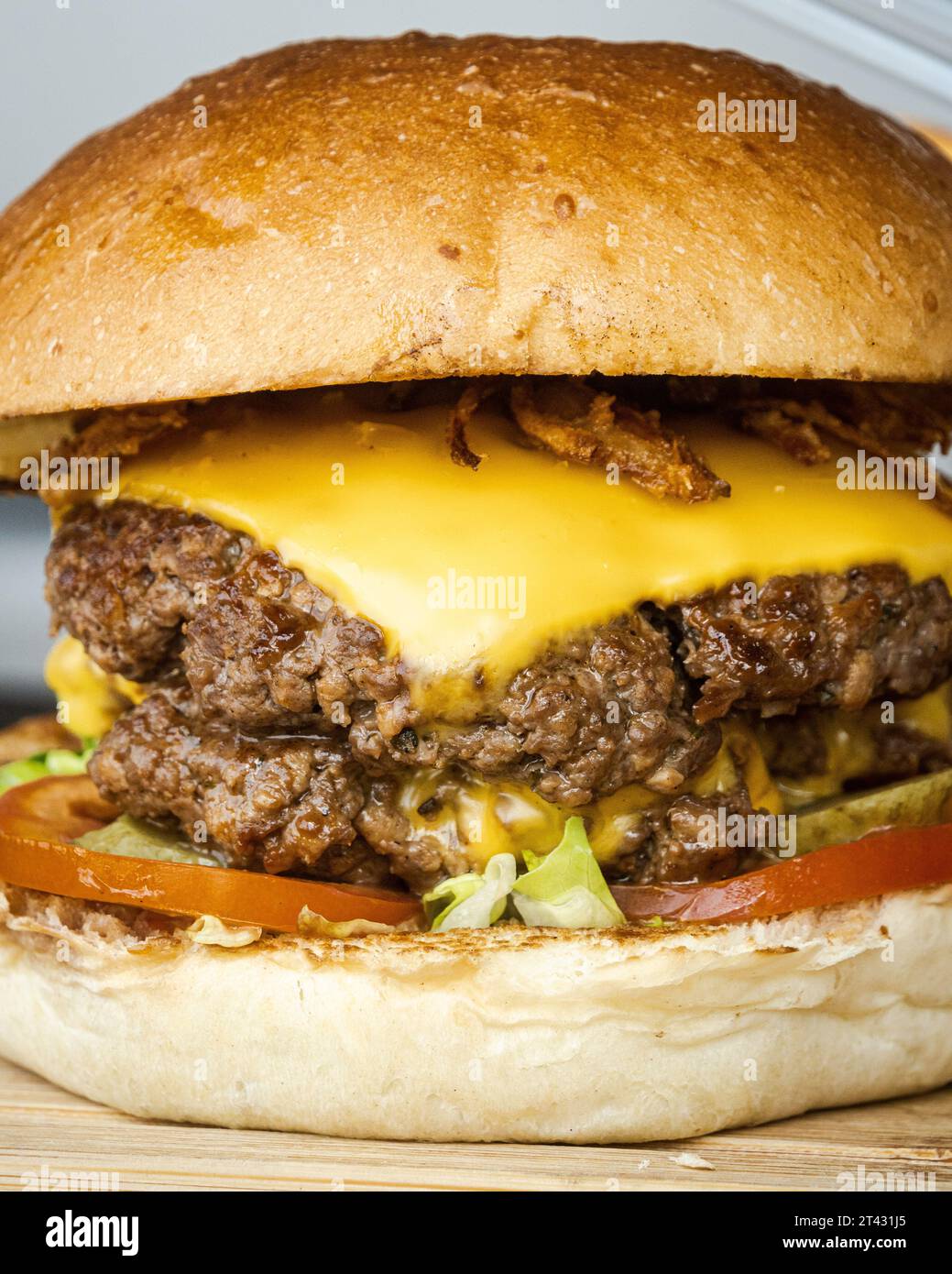 Primo piano full frame di un doppio cheeseburger Foto Stock