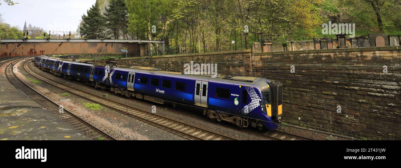 ScotRail 385033 in partenza dalla stazione di Edinburgh Waverley; Edinburgh City, Scozia, Regno Unito Foto Stock