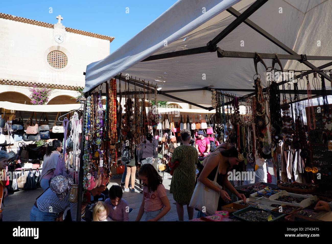 Il mercato settimanale si tiene ogni mercoledì nella piazza principale (Plaza Miguel Capllonch) a Port de Pollenca, Mallorca Puerto Pollenca Foto Stock