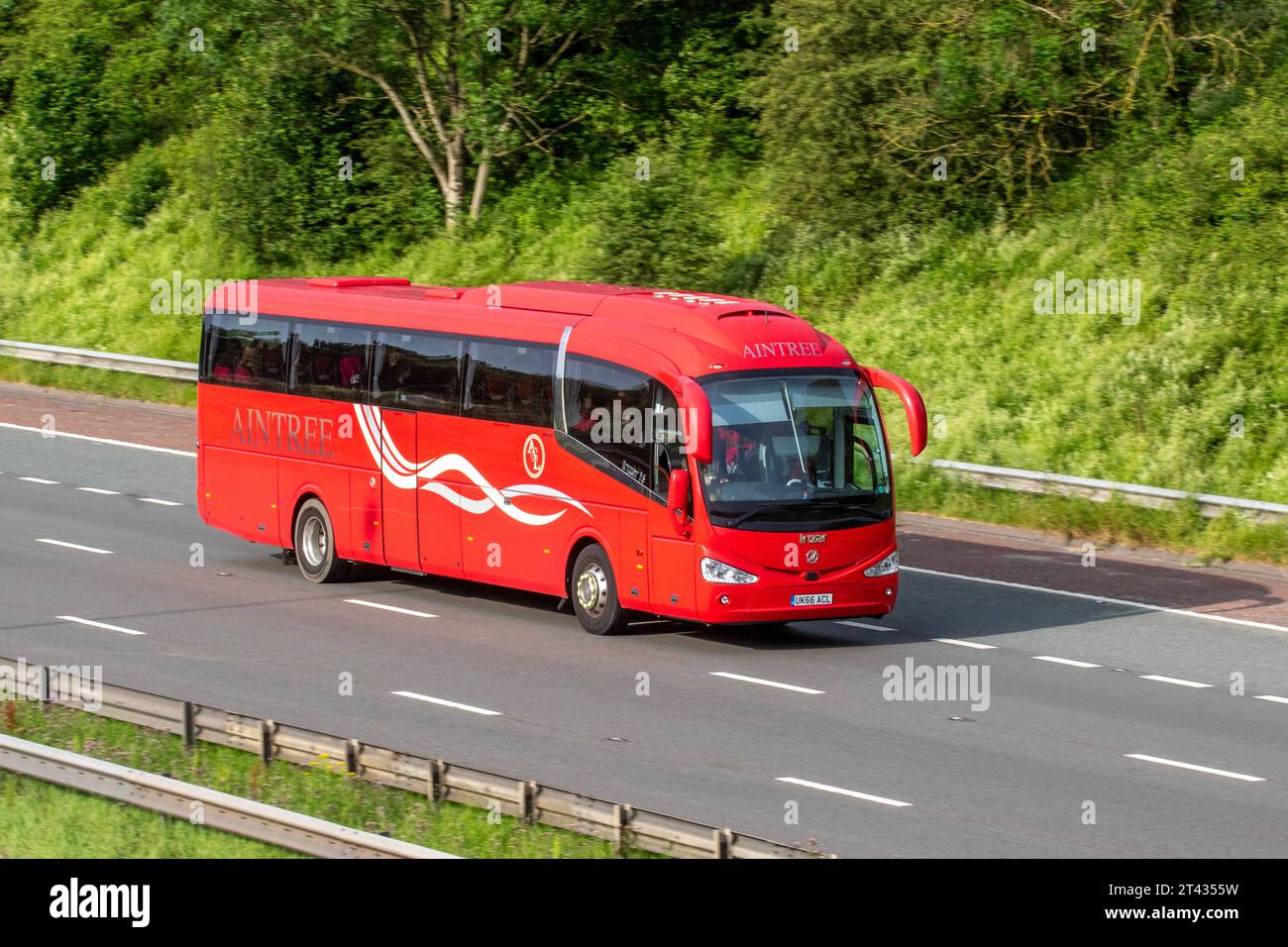 2016 Aintree Coachline Irizar i6S efficiente marchio spagnolo integrale che viaggia a velocità sostenuta sull'autostrada M6 a Greater Manchester, Regno Unito Foto Stock