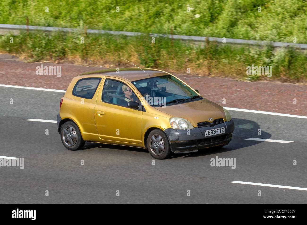 Anni '1999 90 anni '90 costruito in Francia Beige Gold Toyota Yaris GS; viaggiando a velocità sostenuta sull'autostrada M6 a Greater Manchester, Regno Unito Foto Stock