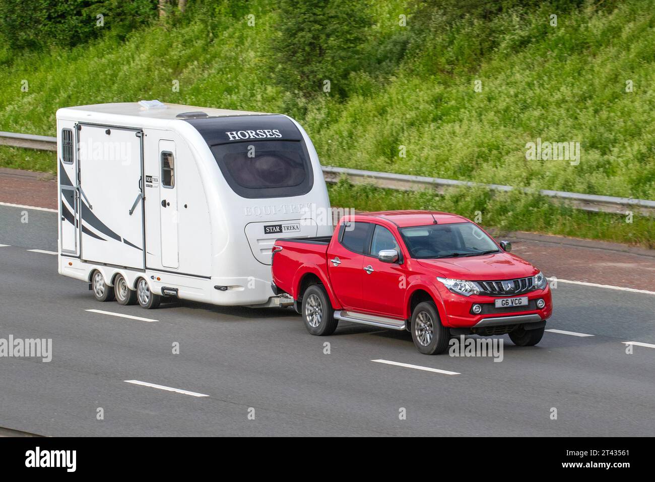 2017 White equi-Treka Star-Treka rimorchio a due cavalli. Scatole per cavalli e rimorchi trainati da 2019 Mitsubishi L200 Barbarian DI-D 154 Red LCV Double Cab Pick Up Diesel 2442 cc; viaggia a velocità sostenuta sull'autostrada M6 a Greater Manchester, Regno Unito Foto Stock