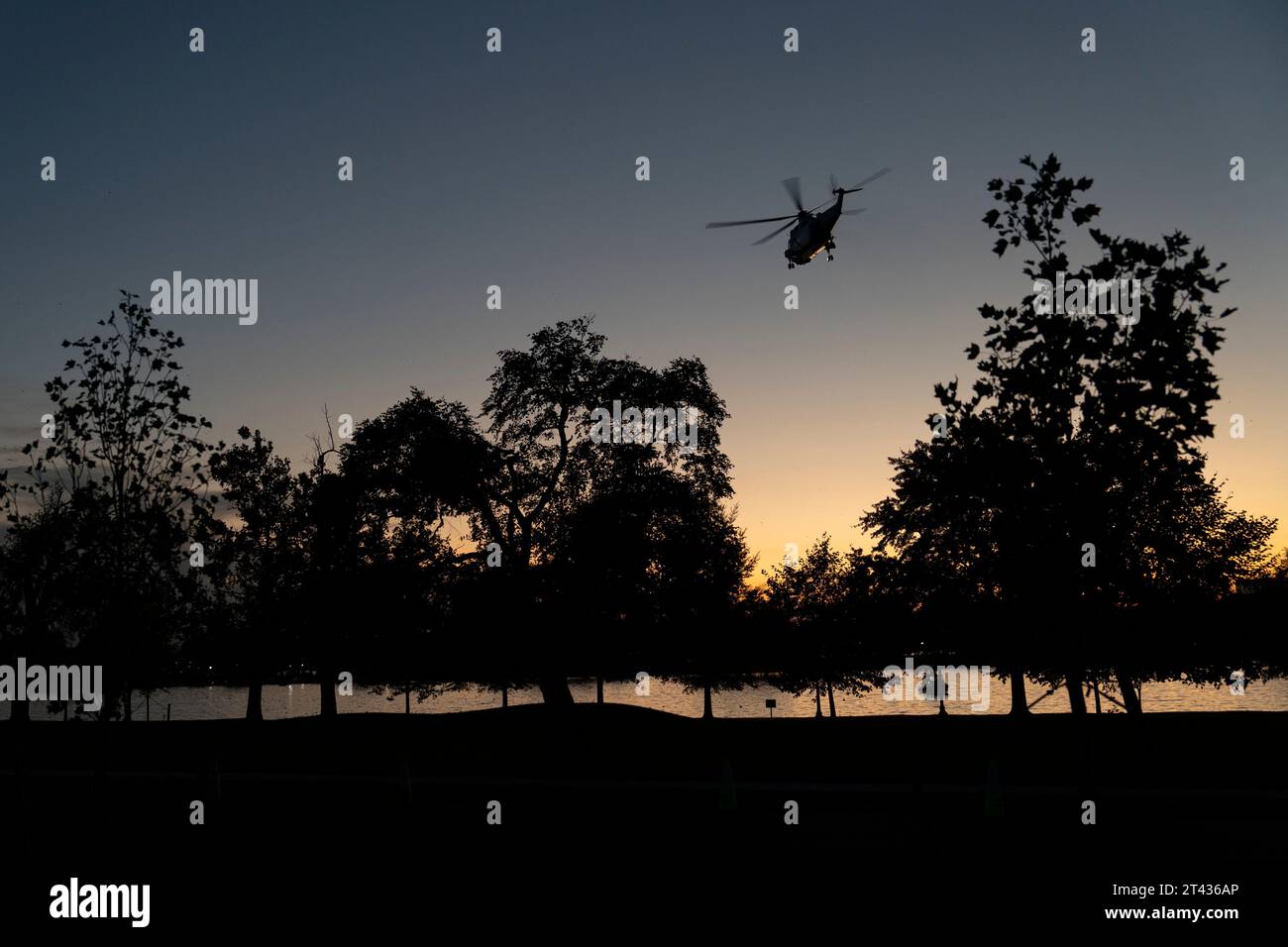 Il presidente degli Stati Uniti Joe Biden a bordo del Marine One, parte da Fort McNair a Washington, DC, diretto a Wilmington, DE, ottobre 27, 2023. credito: Chris Kleponis/Pool tramite CNP/MediaPunch Foto Stock