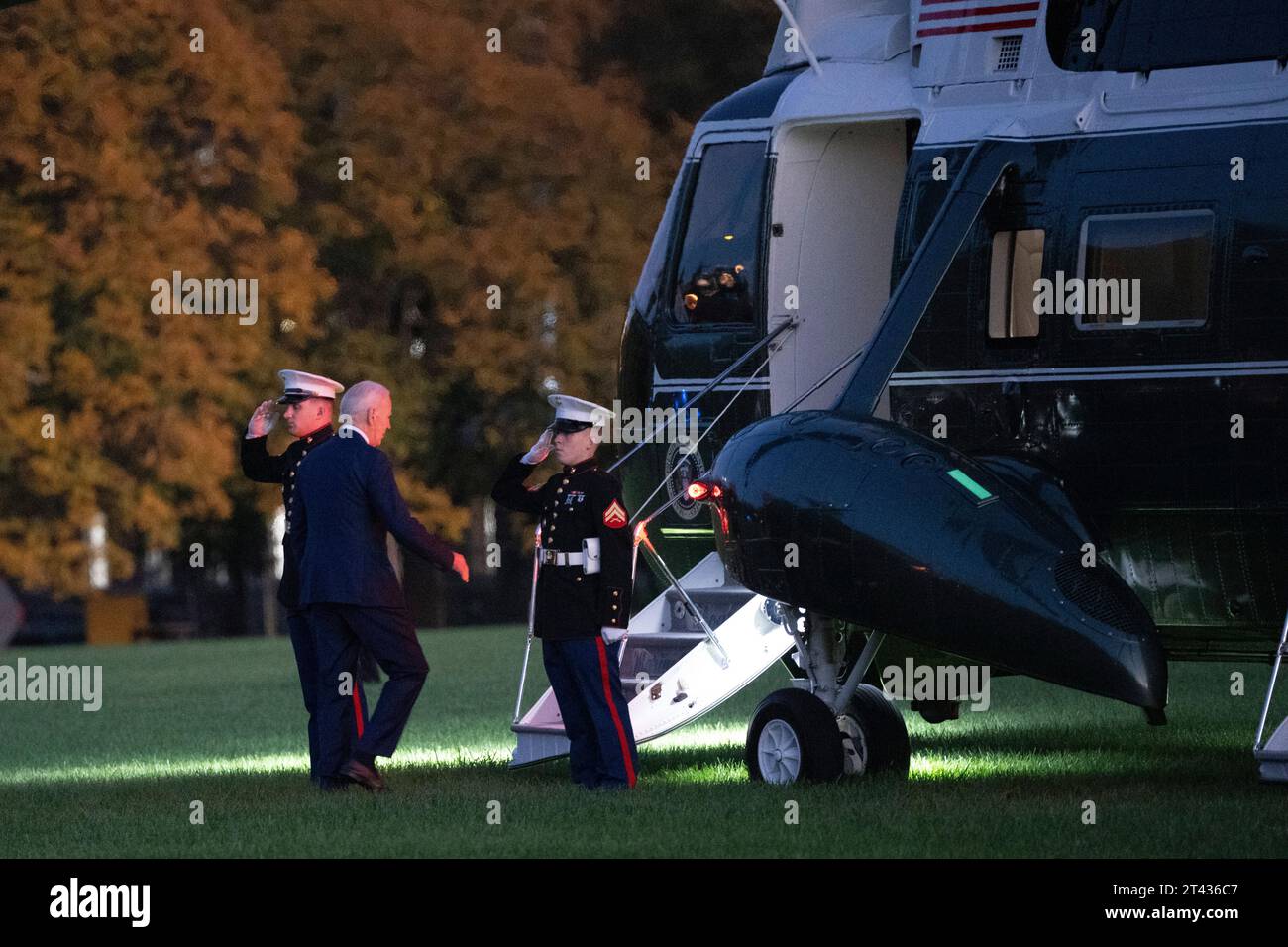 Il presidente degli Stati Uniti Joe Biden si imbarca su Marine One a Fort McNair a Washington, DC, diretto a Wilmington, DE, ottobre 27, 2023. credito: Chris Kleponis/Pool tramite CNP/MediaPunch Foto Stock