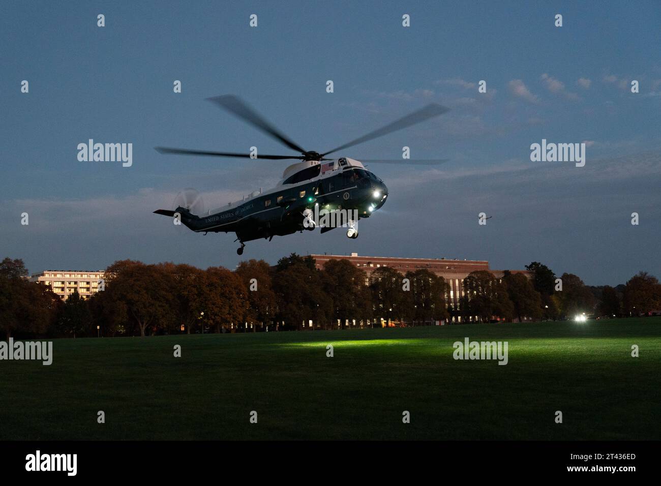 Il presidente degli Stati Uniti Joe Biden a bordo del Marine One, parte da Fort McNair a Washington, DC, diretto a Wilmington, DE, ottobre 27, 2023. credito: Chris Kleponis/Pool tramite CNP/MediaPunch Foto Stock