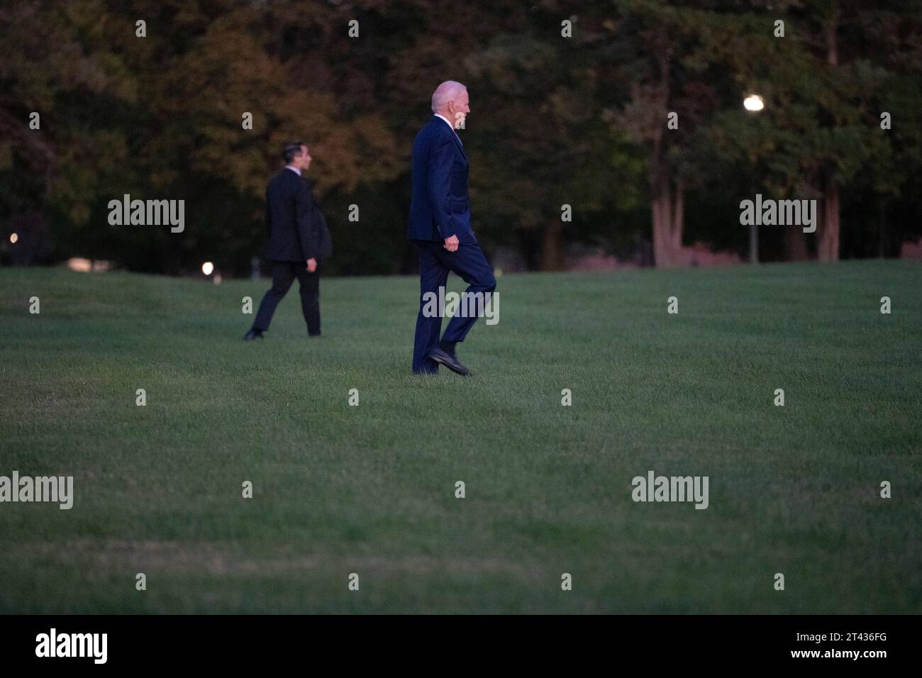 Il presidente degli Stati Uniti Joe Biden si imbarca su Marine One a Fort McNair a Washington, DC, diretto a Wilmington, DE, ottobre 27, 2023. credito: Chris Kleponis/Pool tramite CNP/MediaPunch Foto Stock