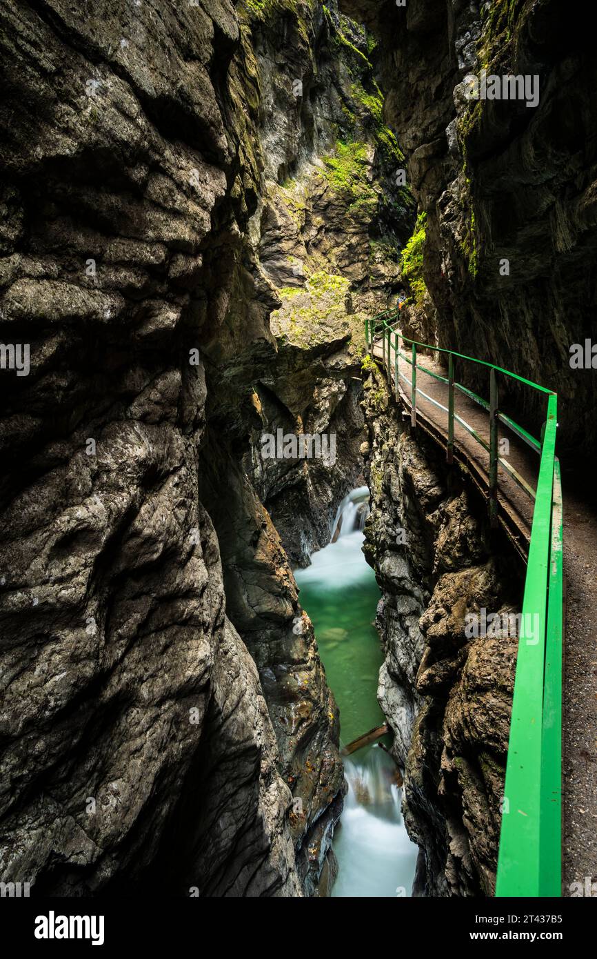 Fiume Breitach nel canyon Breitachklamm in autunno. Un sentiero sul lato destro. Oberstdorf, Allgäu, Baviera, Germania. Foto Stock