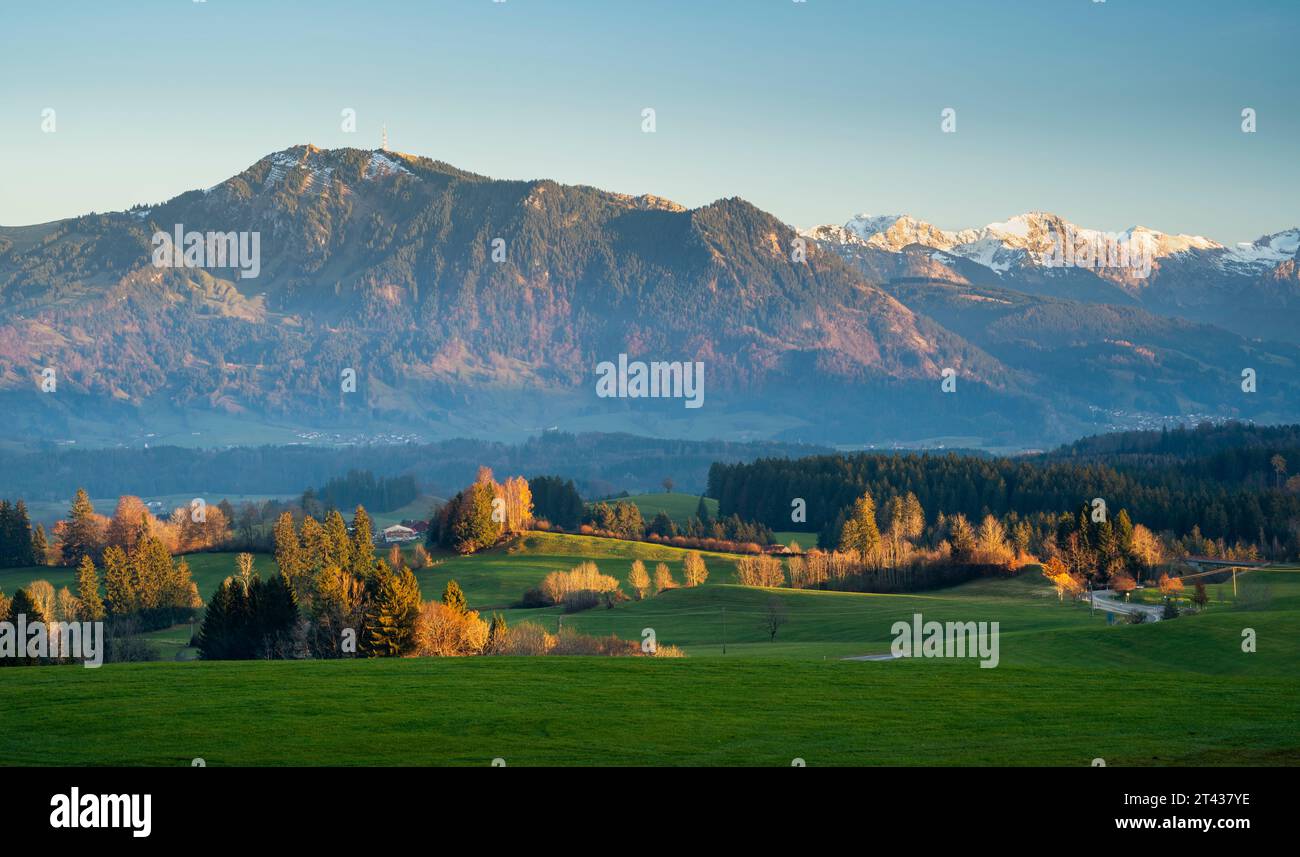 Paesaggio nel Allgäu in autunno all'ora d'oro. Vista sul monte Grünten. Immenstadt, Allgäu, Germania. Foto Stock