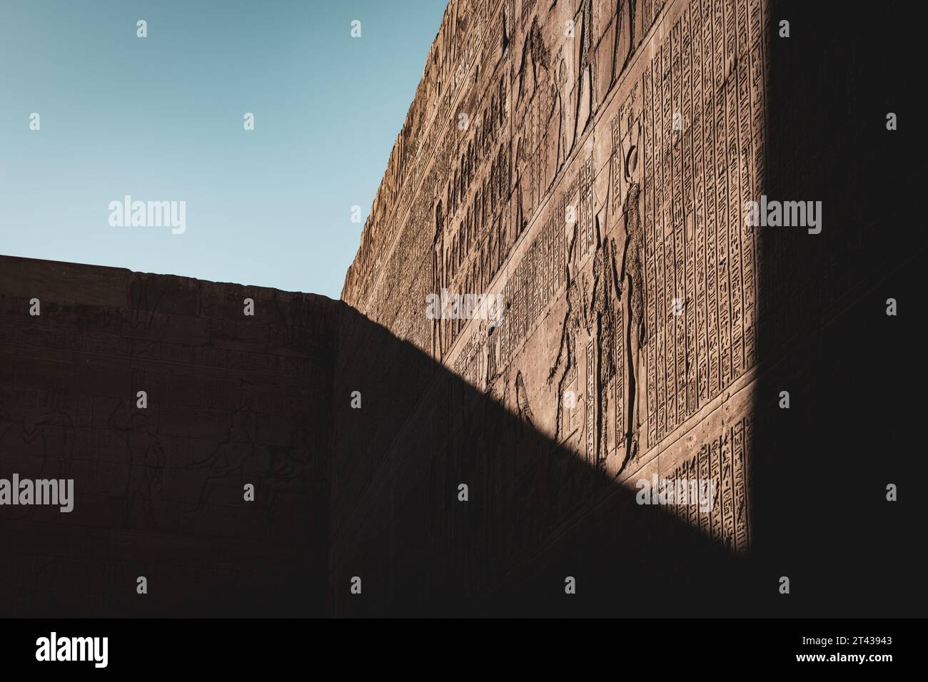 Danzano ombre e luci sugli intricati geroglifici del Tempio di Edfu Foto Stock