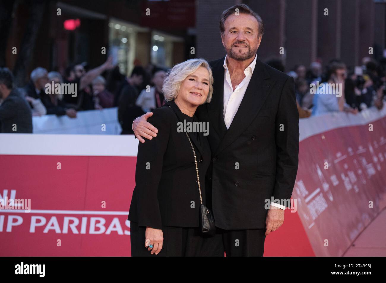 Roma, Italia. 27 ottobre 2023. Christian De Sica (R) e sua moglie Silvia Verdone (L) assistono ad un Red carpet per il film "i Limoni D'Inverno" durante il 18° Festival del Cinema di Roma presso l'Auditorium Parco della musica di Roma. Credito: SOPA Images Limited/Alamy Live News Foto Stock