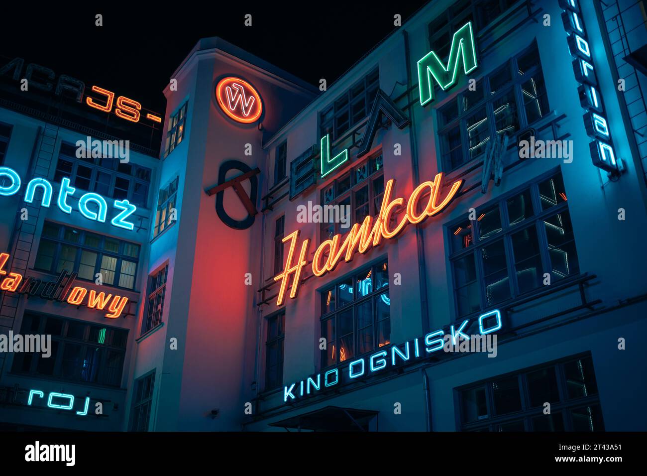Galeria Neon di notte a Wrocław, in Polonia Foto Stock