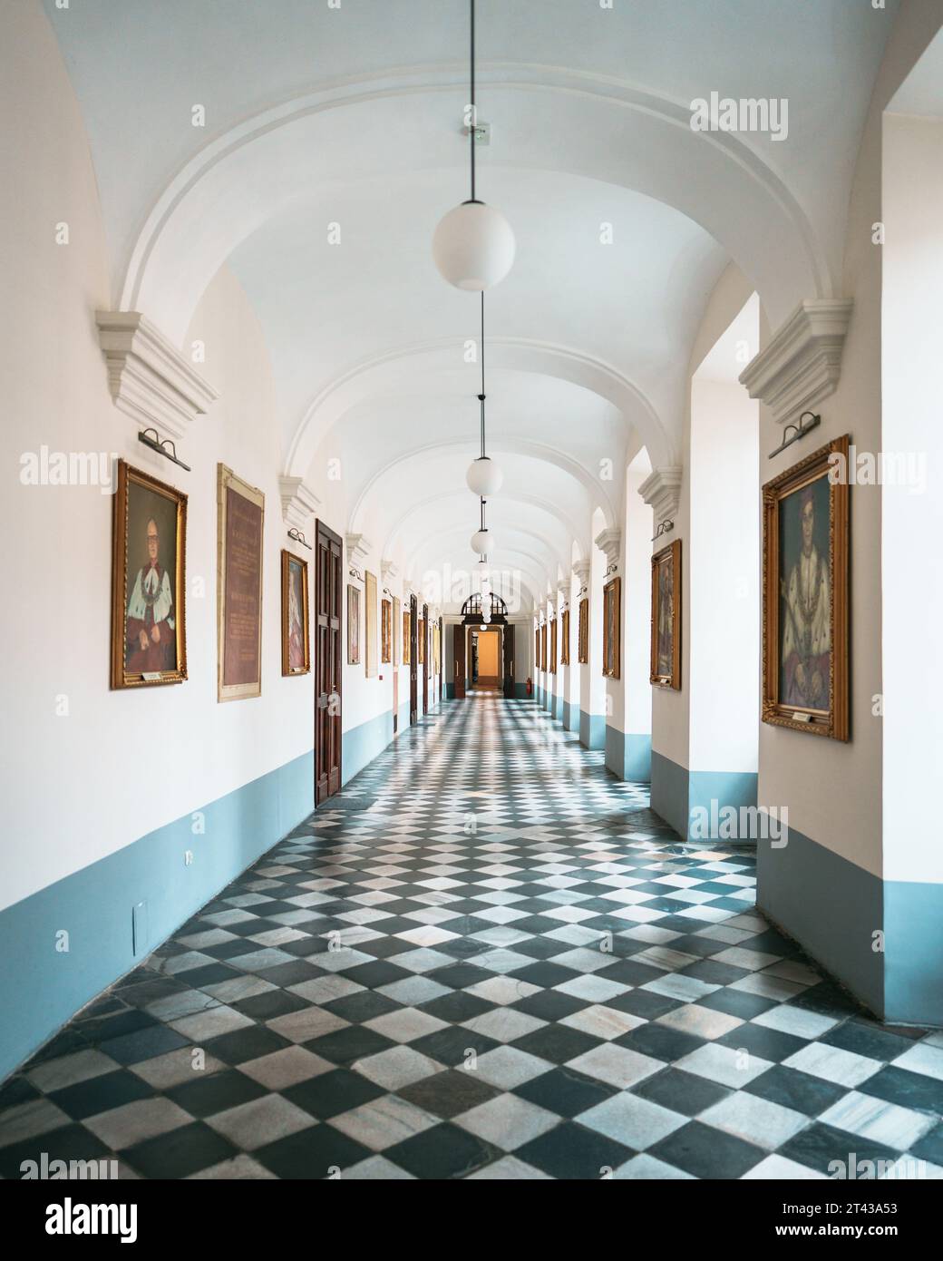 Un corridoio nell'edificio principale dell'Università di Wrocław, a Wrocław, in Polonia Foto Stock