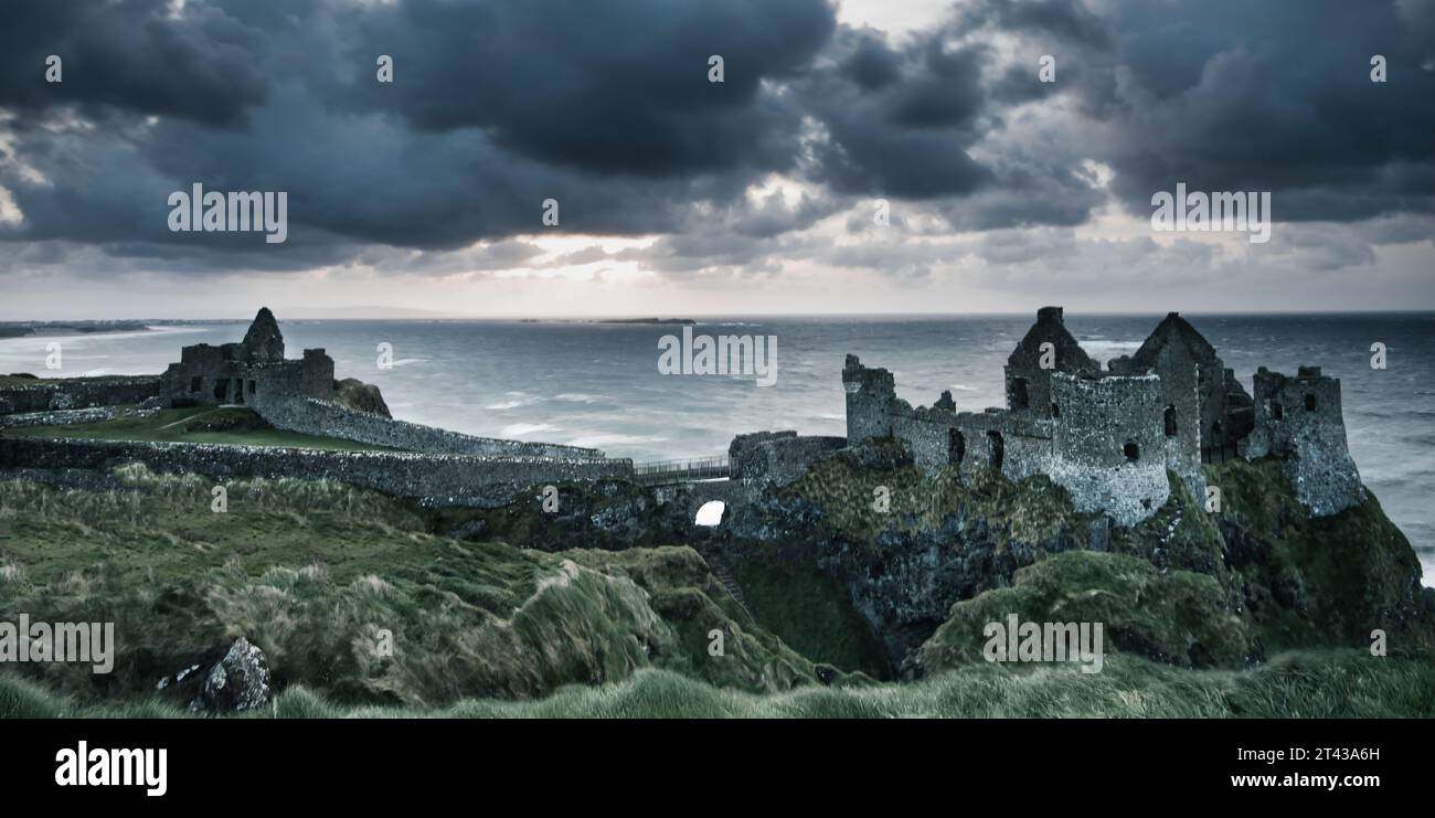 Le rovine iconiche del castello di Dunluce testimoniano una lunga e tumultuosa storia. Costruito per la prima volta sulle suggestive scogliere costiere della contea di Antrim settentrionale Foto Stock