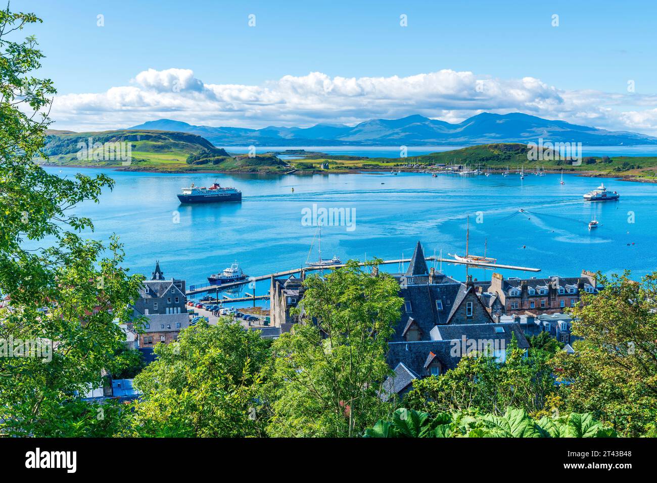 Oban Bay vista dalla McCaig's Tower e Battery Hill, Argyll and Bute, Scozia, Regno Unito, Europa Foto Stock