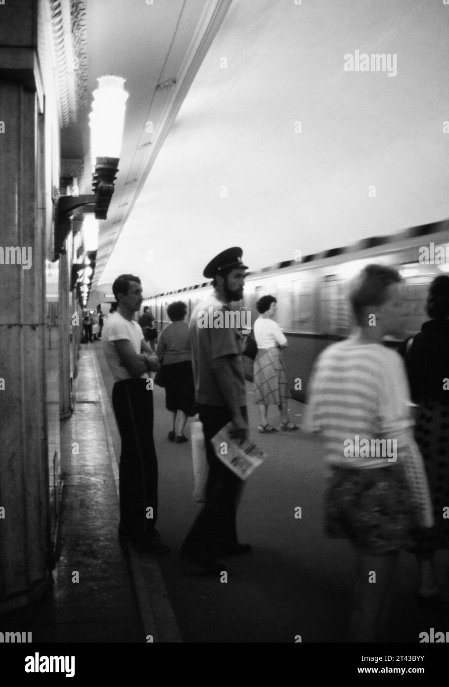 Archivio immagine storica di russi, Moscoviti, persone e Un soldato in piedi sulla piattaforma della metropolitana di Mosca come fermate del treno, Mosca Russia, 1990 Foto Stock