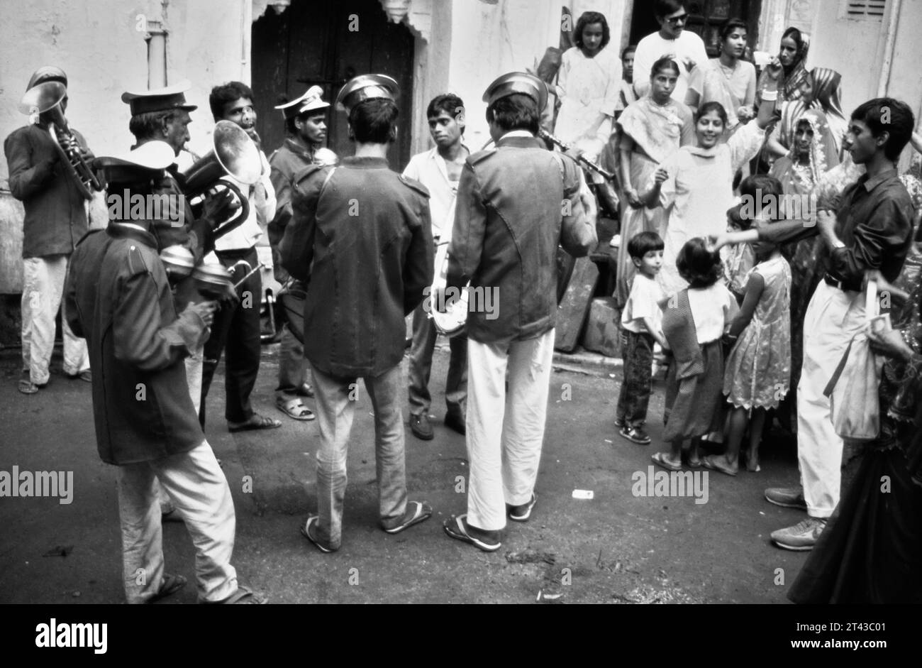 Archivio immagine storica di Una banda di marching indiana Rajhastani che suona strumenti mentre Una folla danza e ascolta LA musica, Jaisalmer, India 1990 Foto Stock