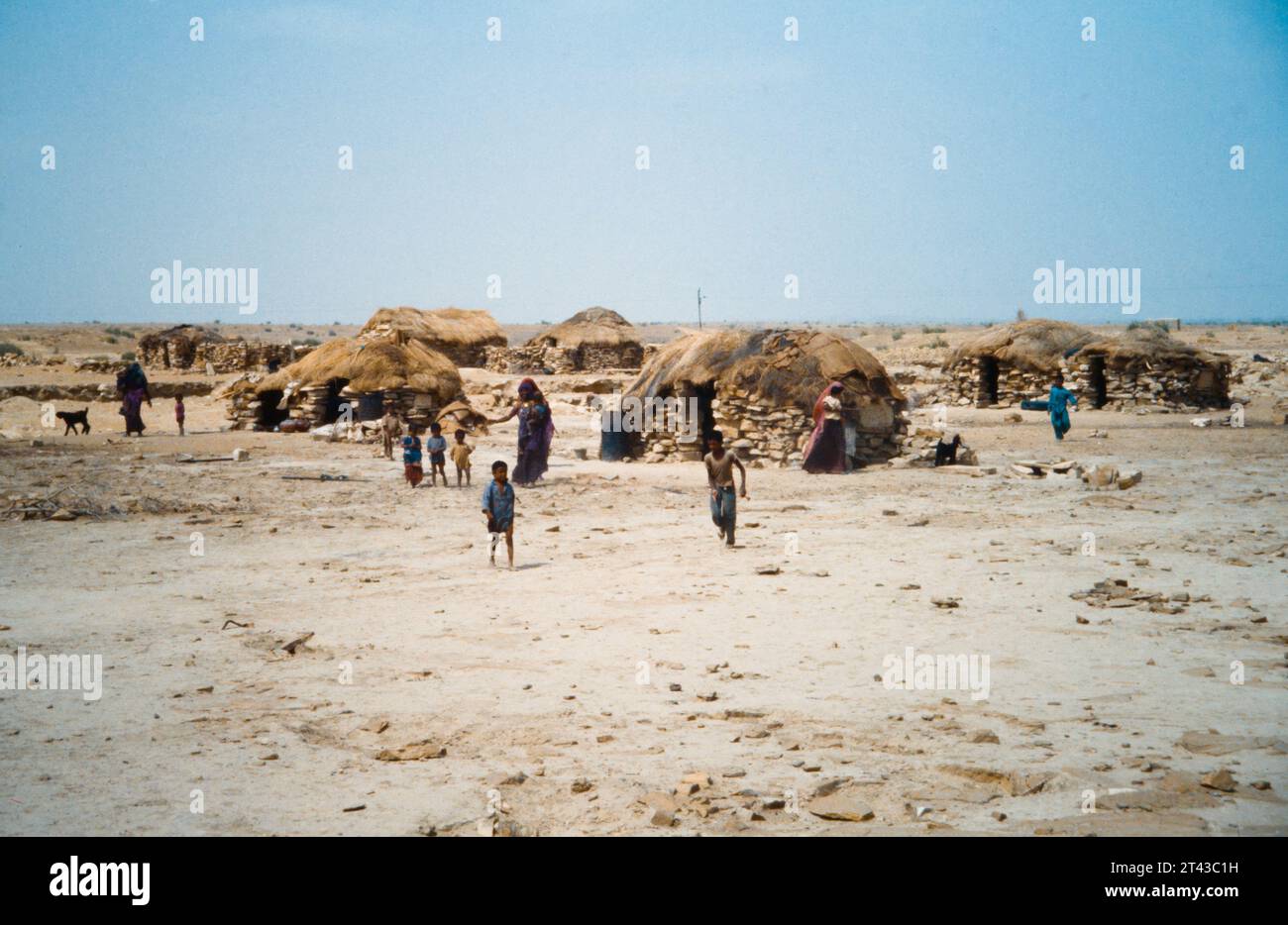 Archive Historic Image of the Houses and Homes in the Village of the That People, Una tribù del deserto nel deserto del Thar, Jaisalmer, India 1990 Foto Stock