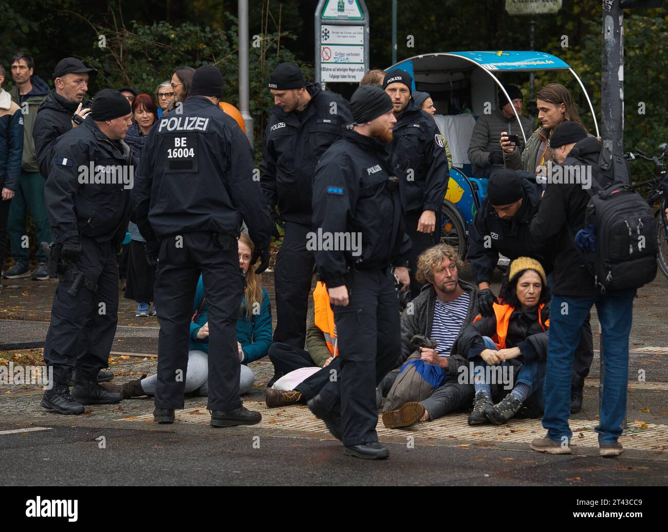 Berlino, Germania. 28 ottobre 2023. Gli agenti di polizia stanno accanto a un gruppo di attivisti ambientali per la strada del 17 giugno. Gli attivisti ambientalisti avevano chiesto in rete un blocco su larga scala della strada il 17 giugno. Dopo la confusione iniziale, la polizia classificò la riunione come un'assemblea, e gli attivisti furono autorizzati a rimanere. Crediti: Paul Zinken/dpa/Alamy Live News Foto Stock