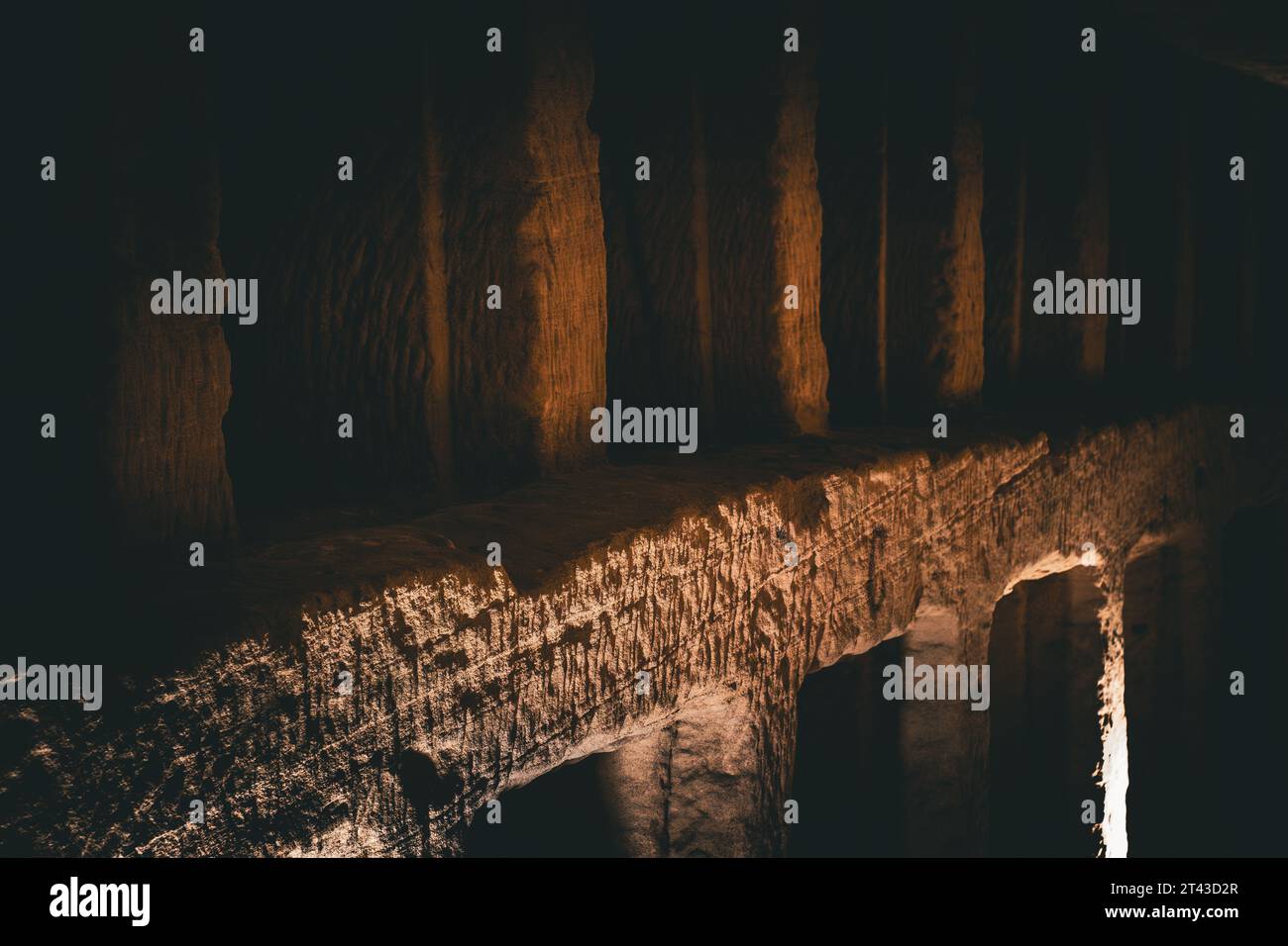 Un corridoio di cripte nelle catacombe di Alessandria Foto Stock