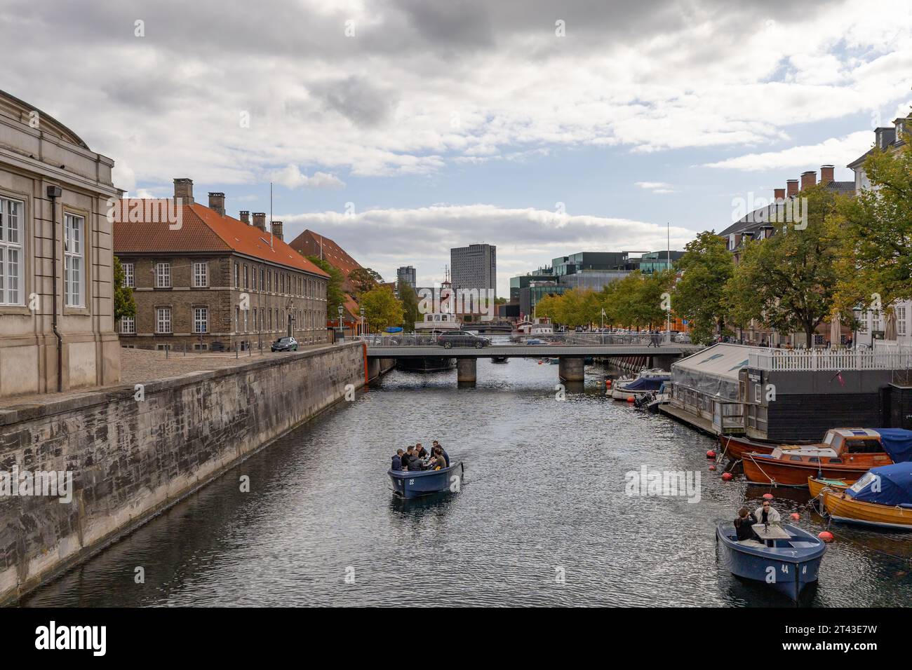canale nella città di copenhagen Foto Stock