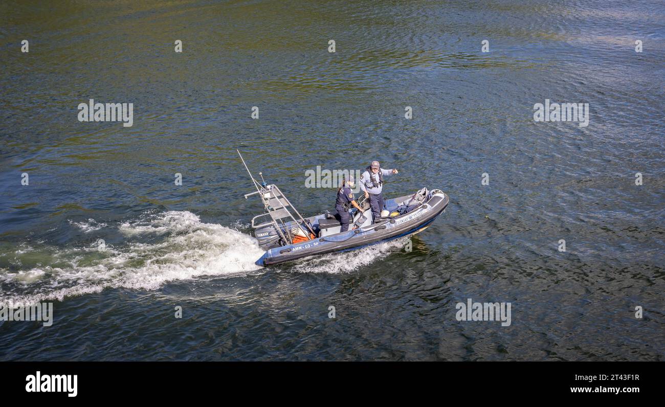 Coppia di ufficiali di polizia marittima portoghesi su COSTOLA ad alta velocità sul fiume Duoro vicino a Porto, Portogallo, il 14 Ocotber 2023 Foto Stock