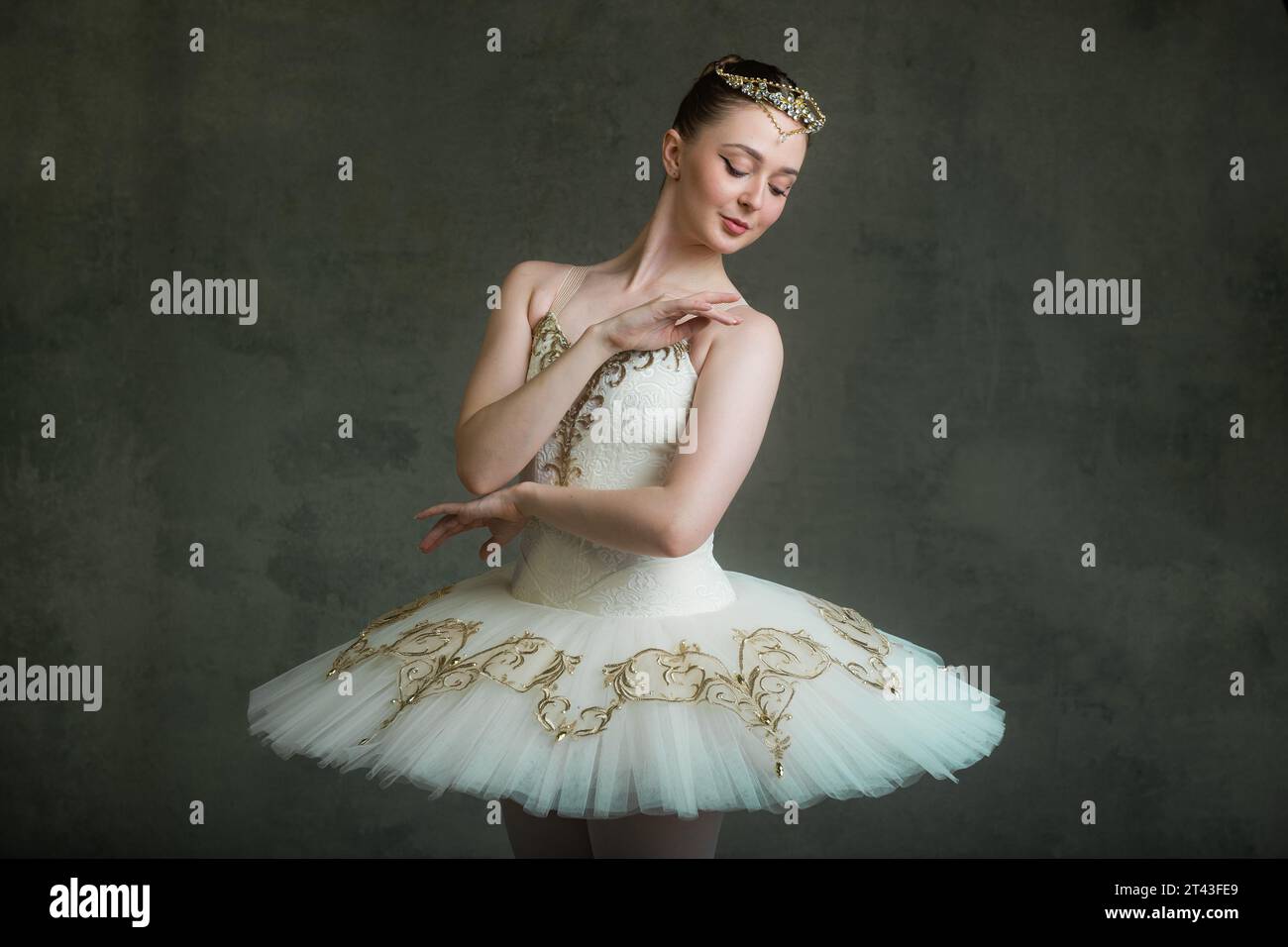 Ballerina in tutu bianco e oro e tiara Foto Stock
