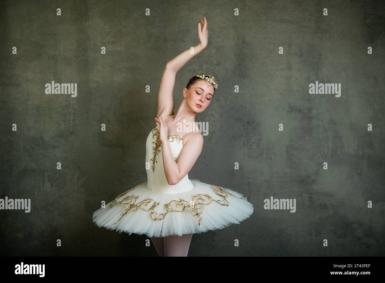 Ballerina in tutu bianco e oro e tiara Foto Stock