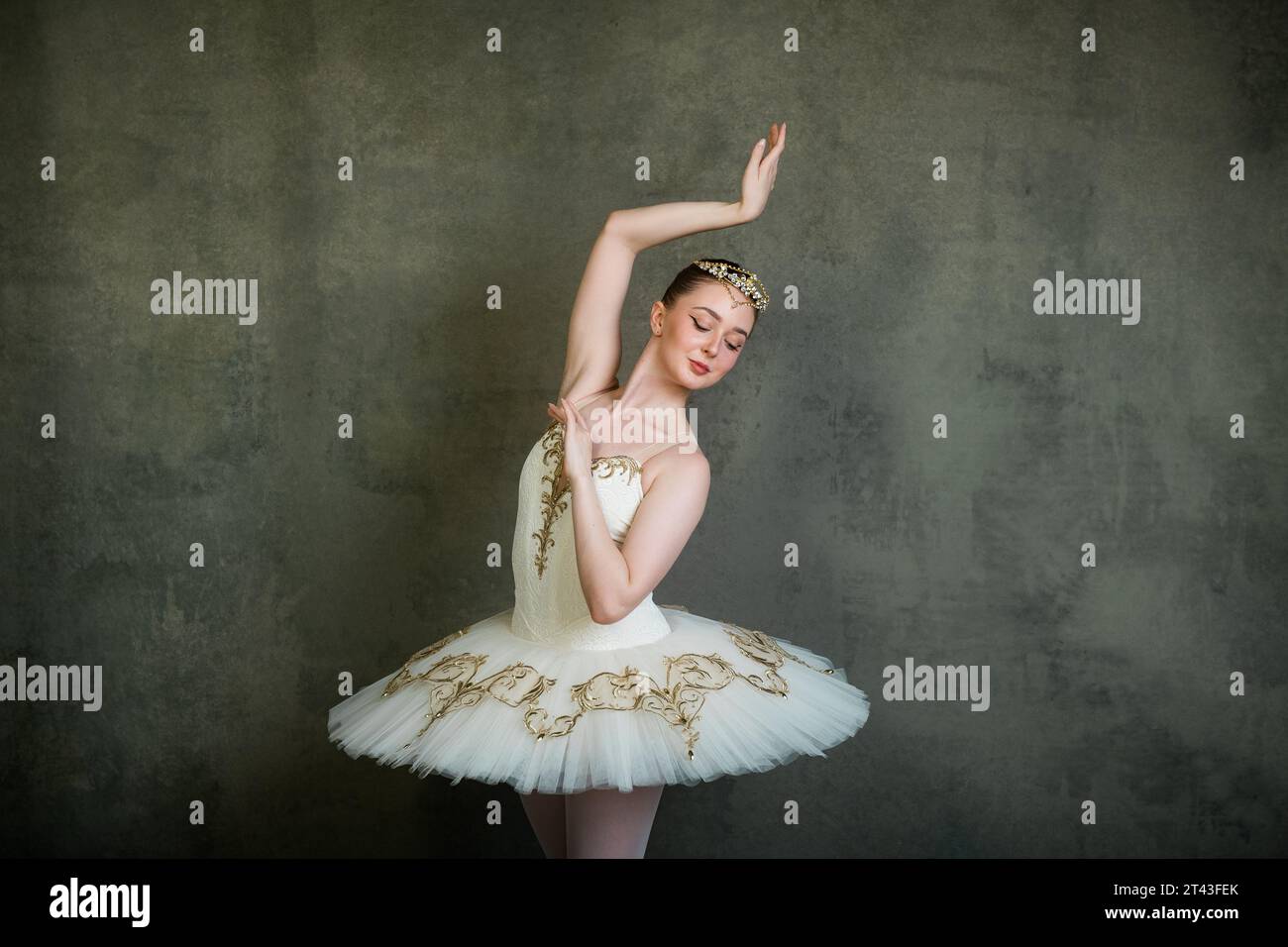Ballerina in tutu bianco e oro e tiara Foto Stock