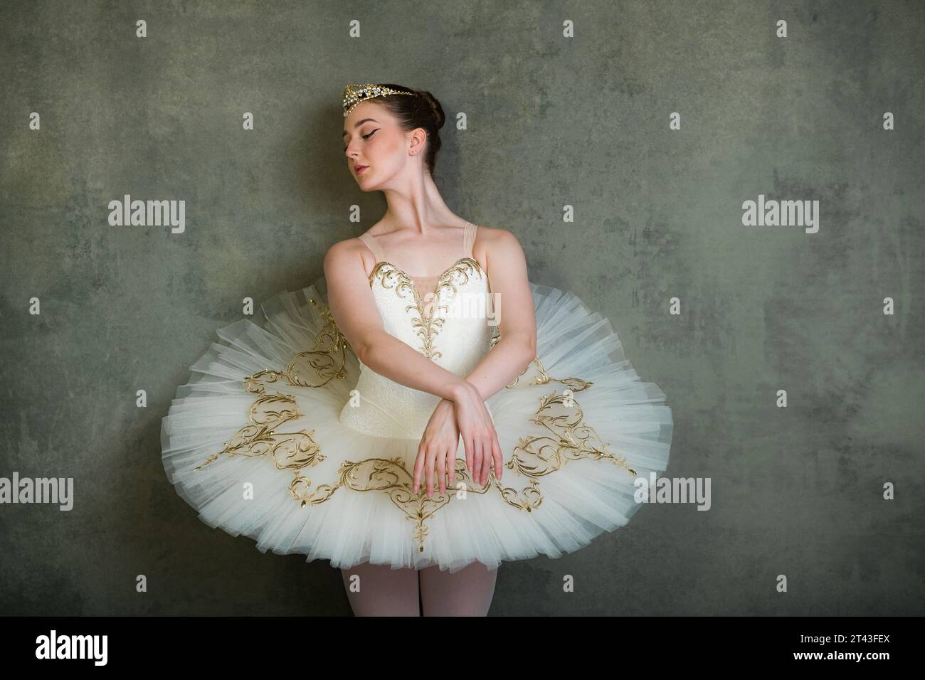 Ballerina in tutu bianco e oro e tiara Foto Stock