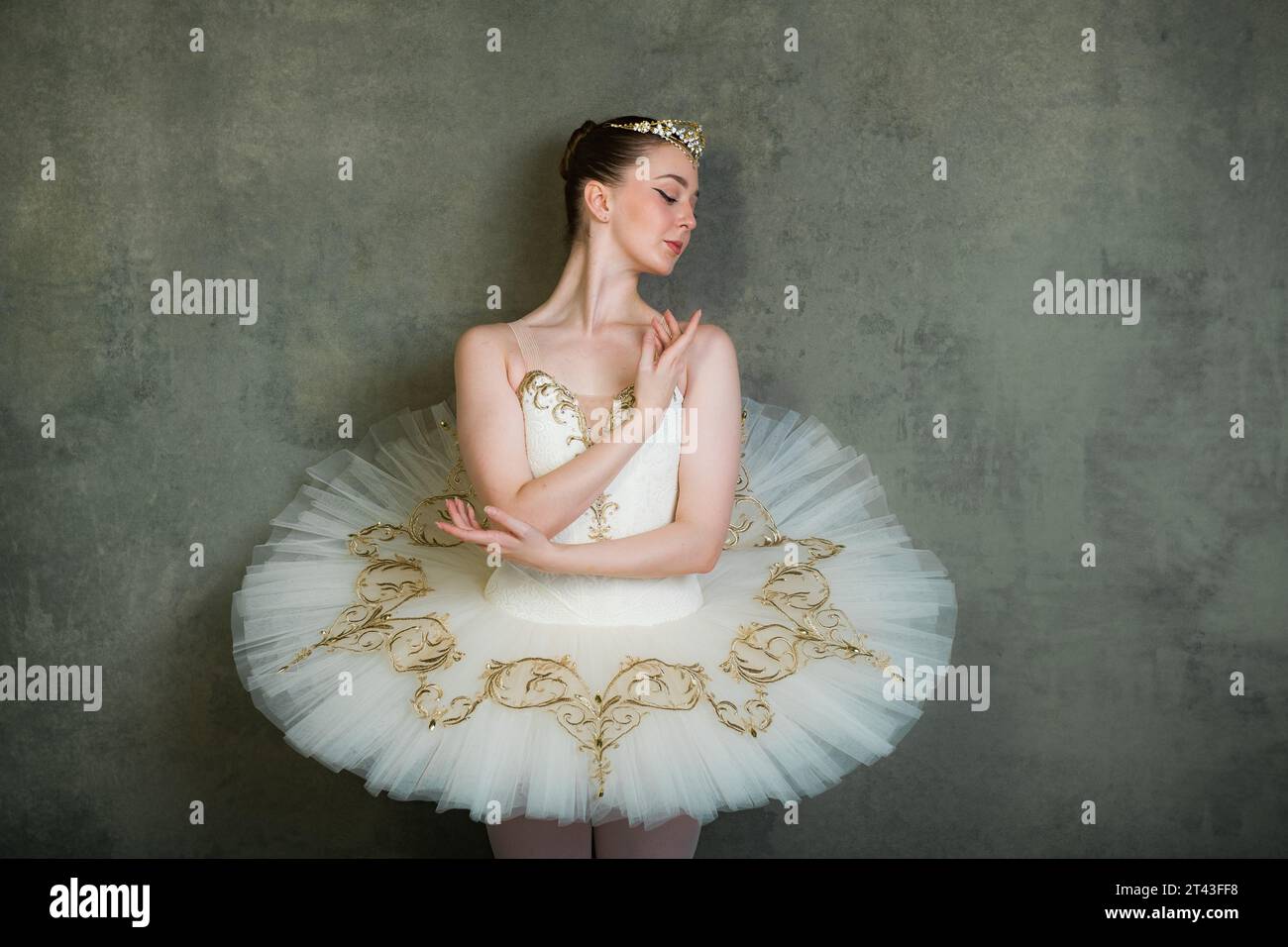 Ballerina in tutu bianco e oro e tiara Foto Stock
