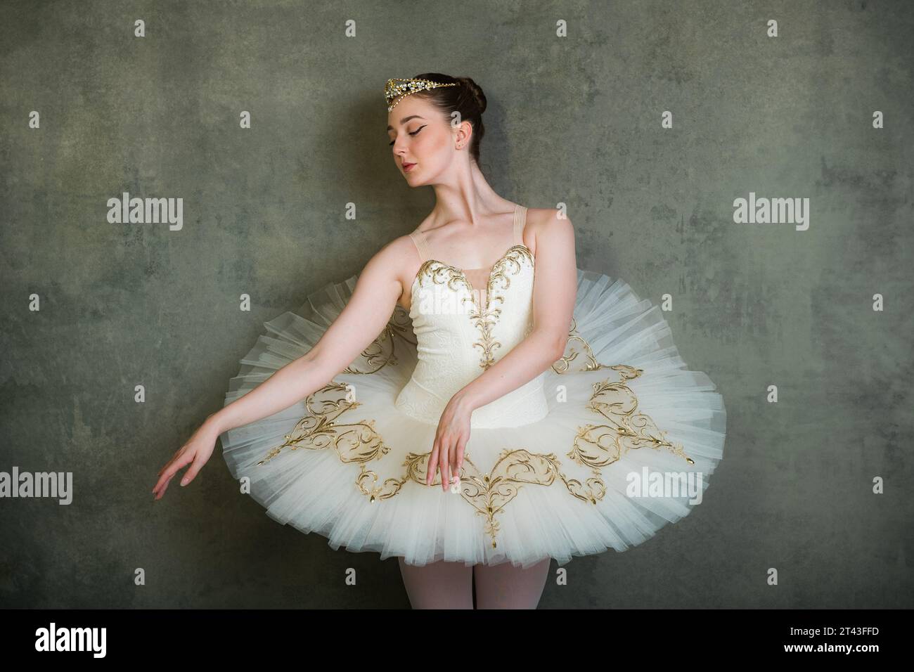 Ballerina in tutu bianco e oro e tiara Foto Stock