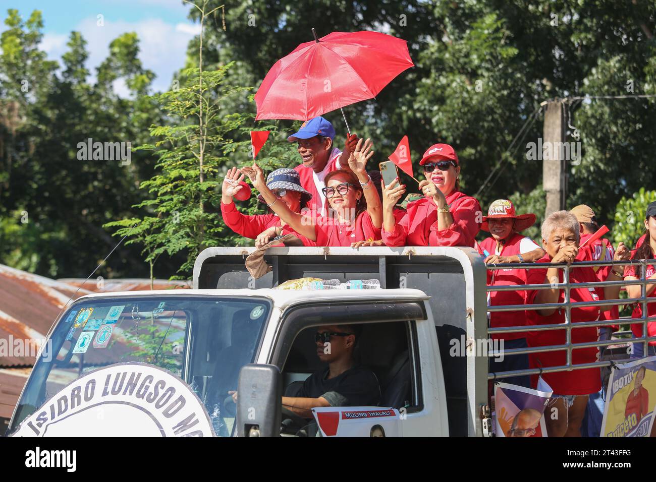 San Pablo, Filippine. 28 ottobre 2023 : fine del periodo di campagna per i candidati alle elezioni di Barangay e Sangguniang Kabataan (BSKE) del 30 ottobre, che hanno fatto un ultimo spettacolo di sostegno sfilando attraverso la comunità, sventolando e stringendo la mano. Questa elezione locale ma importante nel sistema democratico filippino è avvenuta dopo tre rinvii dal 2018. A partire dal 2023, ci sono 42.027 barangay nelle Filippine. Secondo la Commissione per le elezioni (Comelec), ci sono 672.000 seggi in palio e 1,41 milioni di persone che hanno presentato le loro candidature. Crediti: Kevin Izorce/Alamy Live News Foto Stock